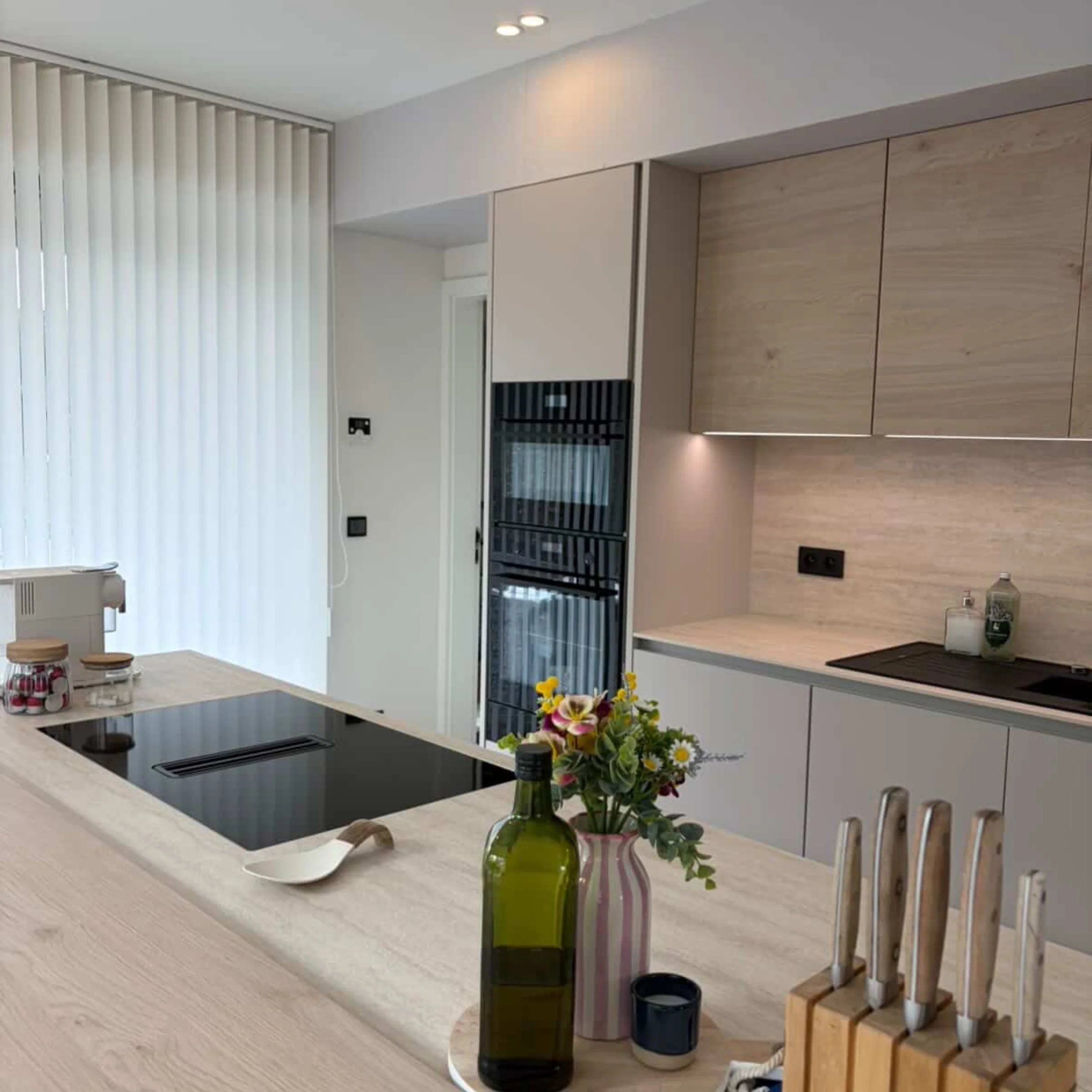 Een moderne keuken met kookeiland en stijlvolle details van Nolte Küchen.