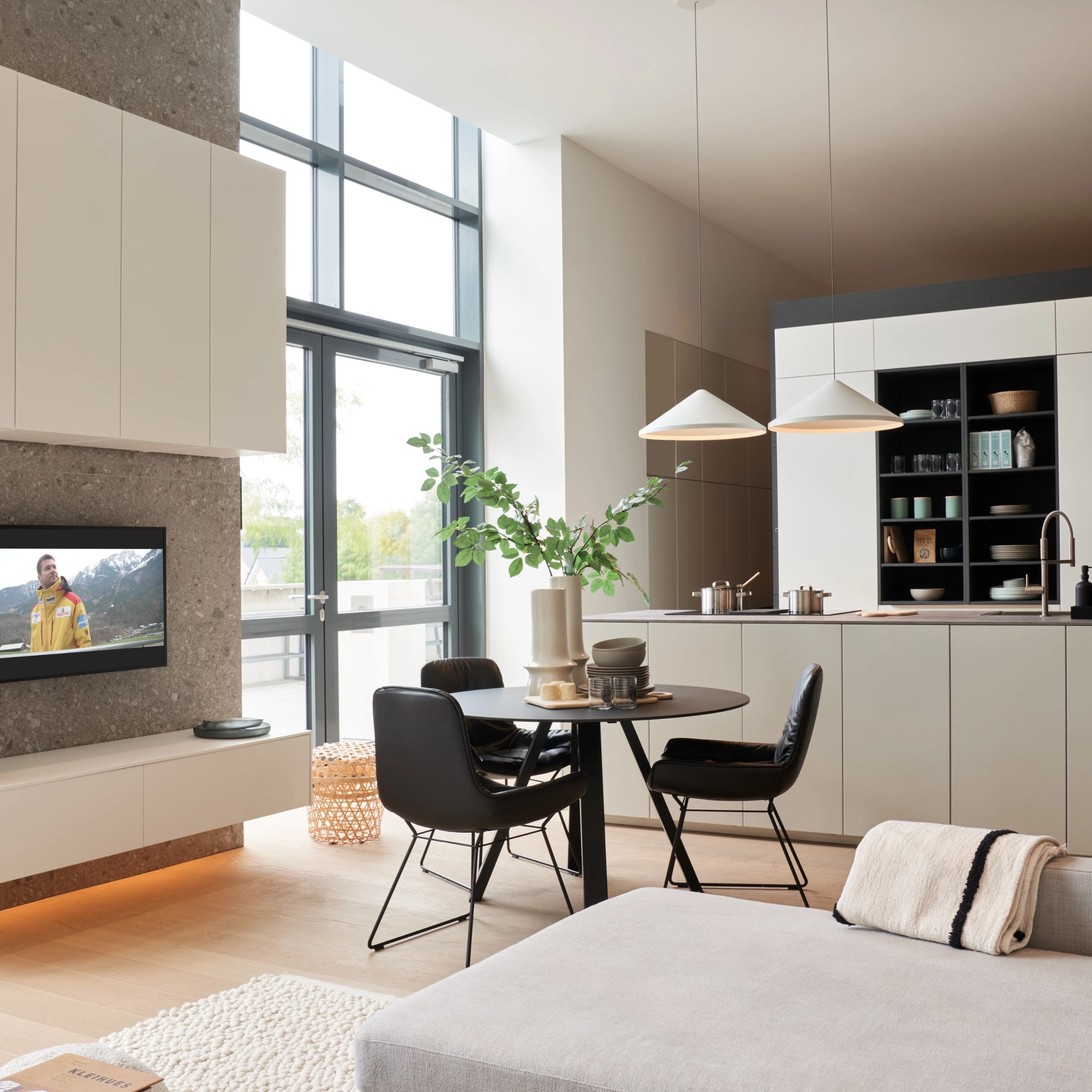 Cuisine ouverte moderne avec meubles Nolte Kitchen et Nolte Living.