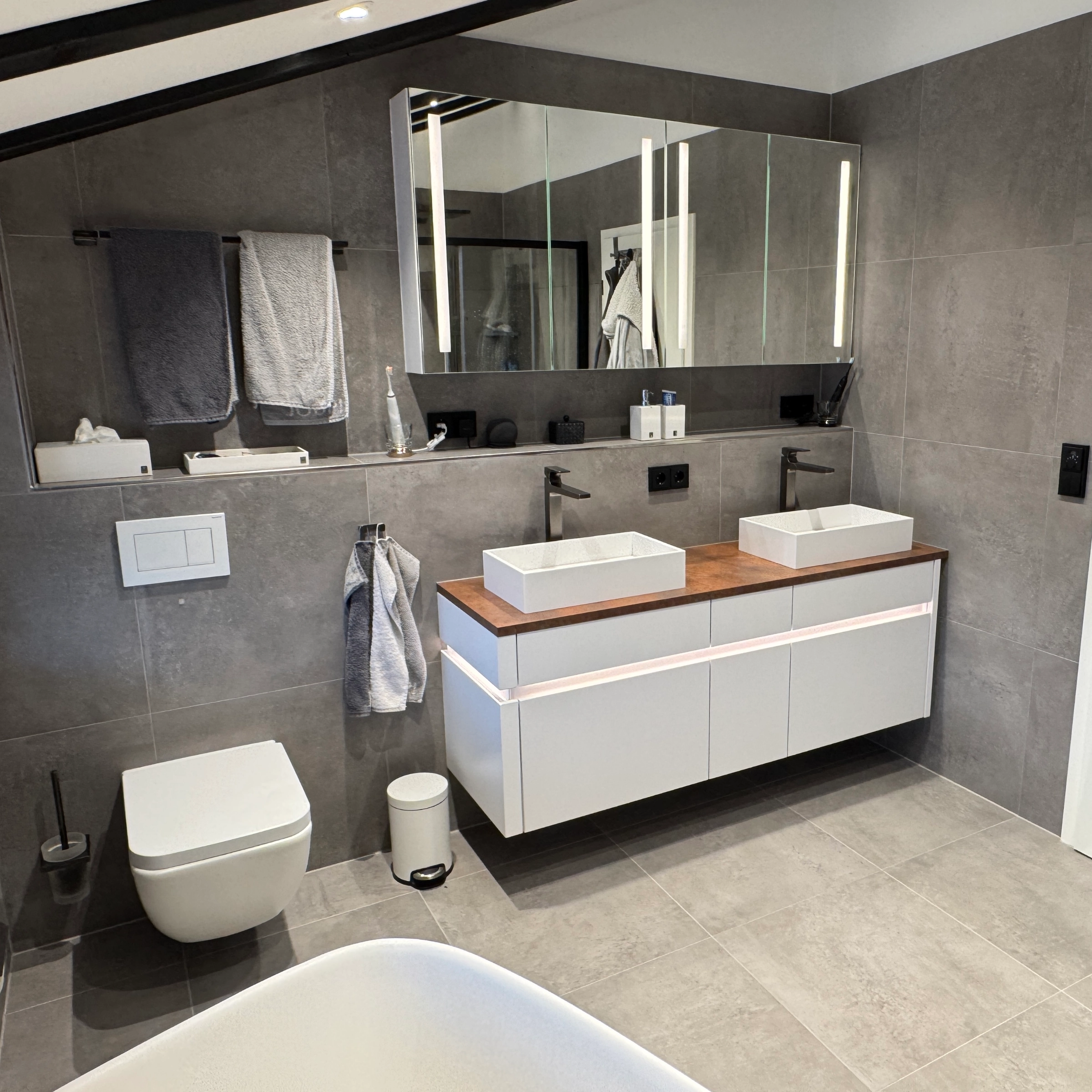 Bagno moderno con doppio lavabo e specchio, design di Nolte SPA.