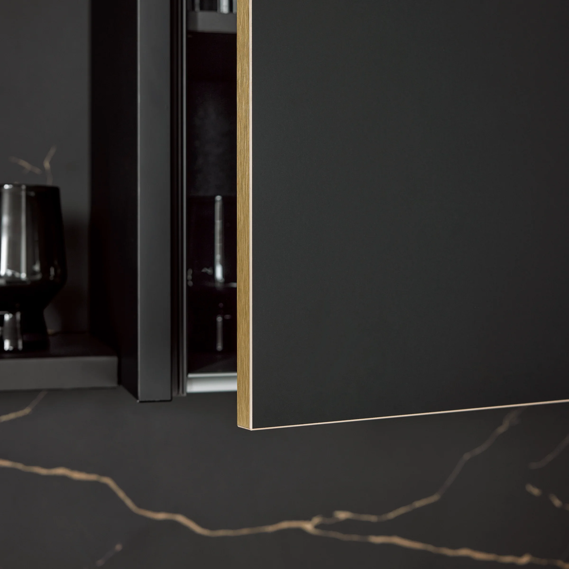 Design de cuisine élégant avec façades noires et détails en bois, Nolte Küchen.