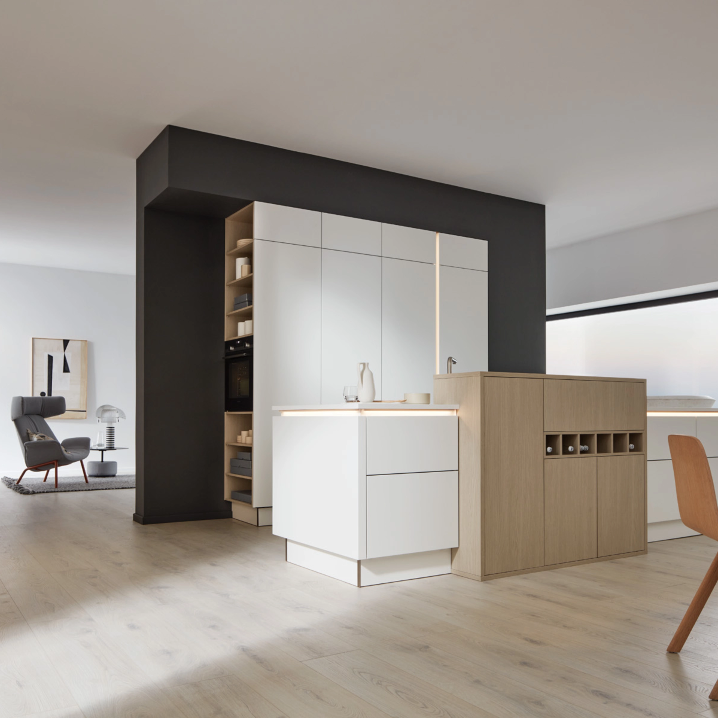 Eine moderne Küche mit weißen Schränken und Holzelementen; Nolte Küchen.