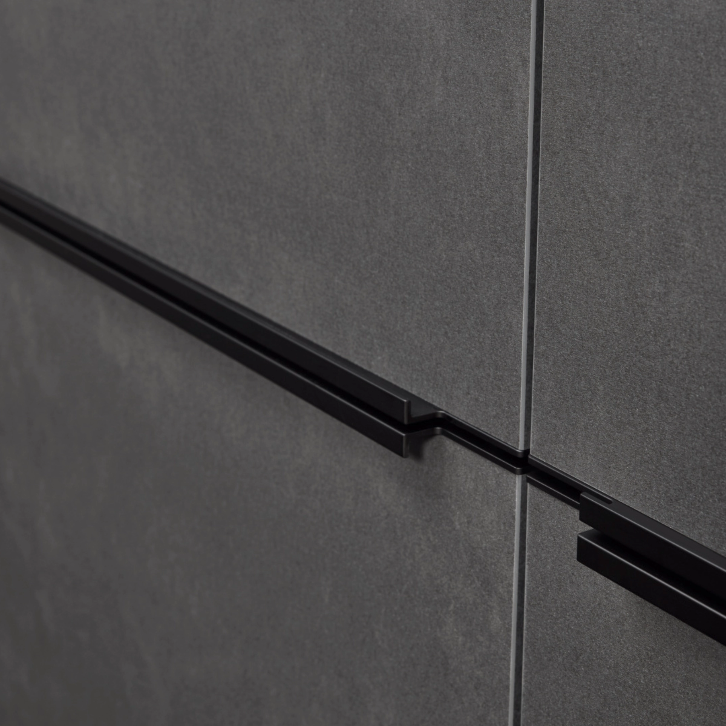 Façades de cuisine modernes grises avec poignées noires de Nolte Kitchen.