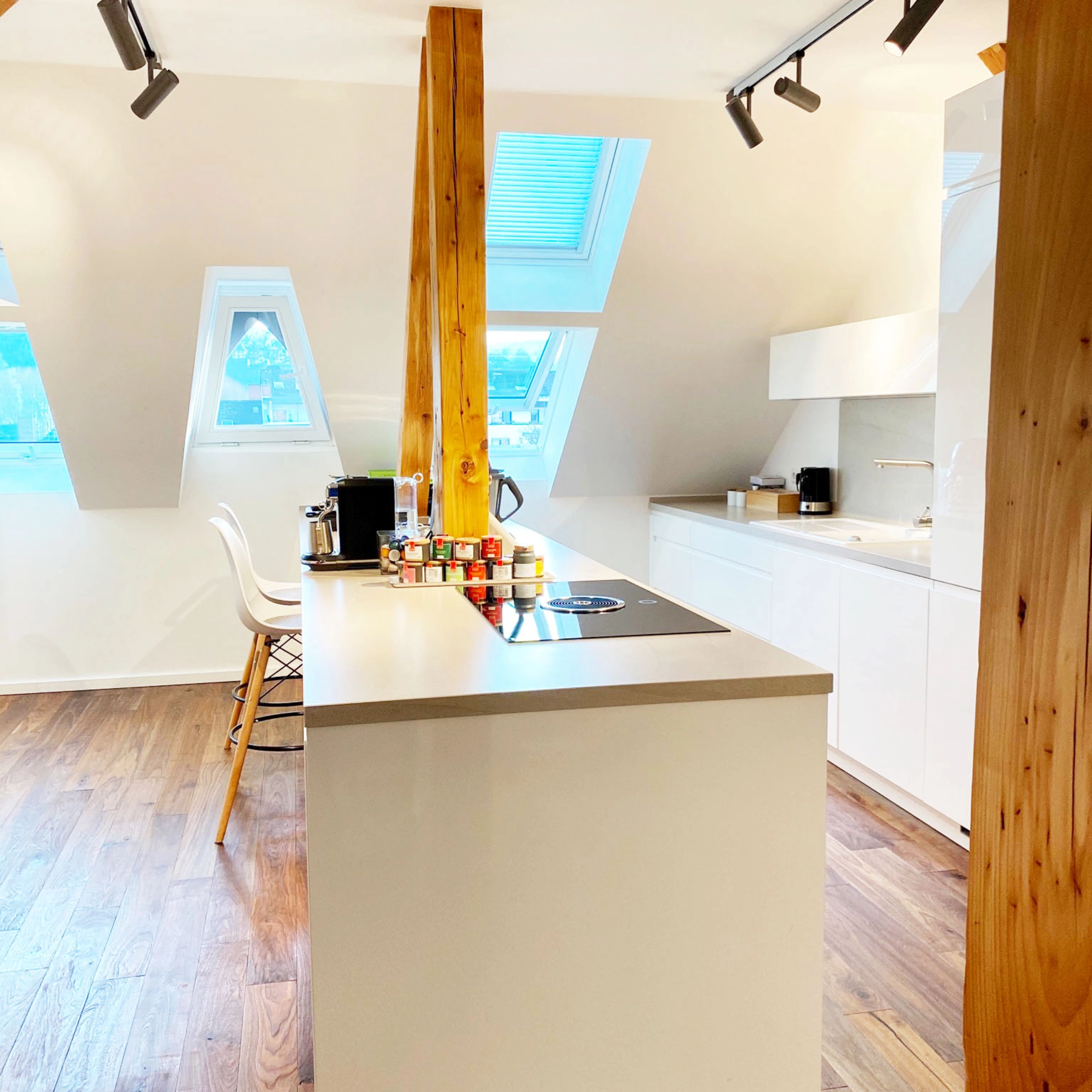 Nolte Kitchen dans une cuisine moderne avec fenêtres de toit et détails en bois.