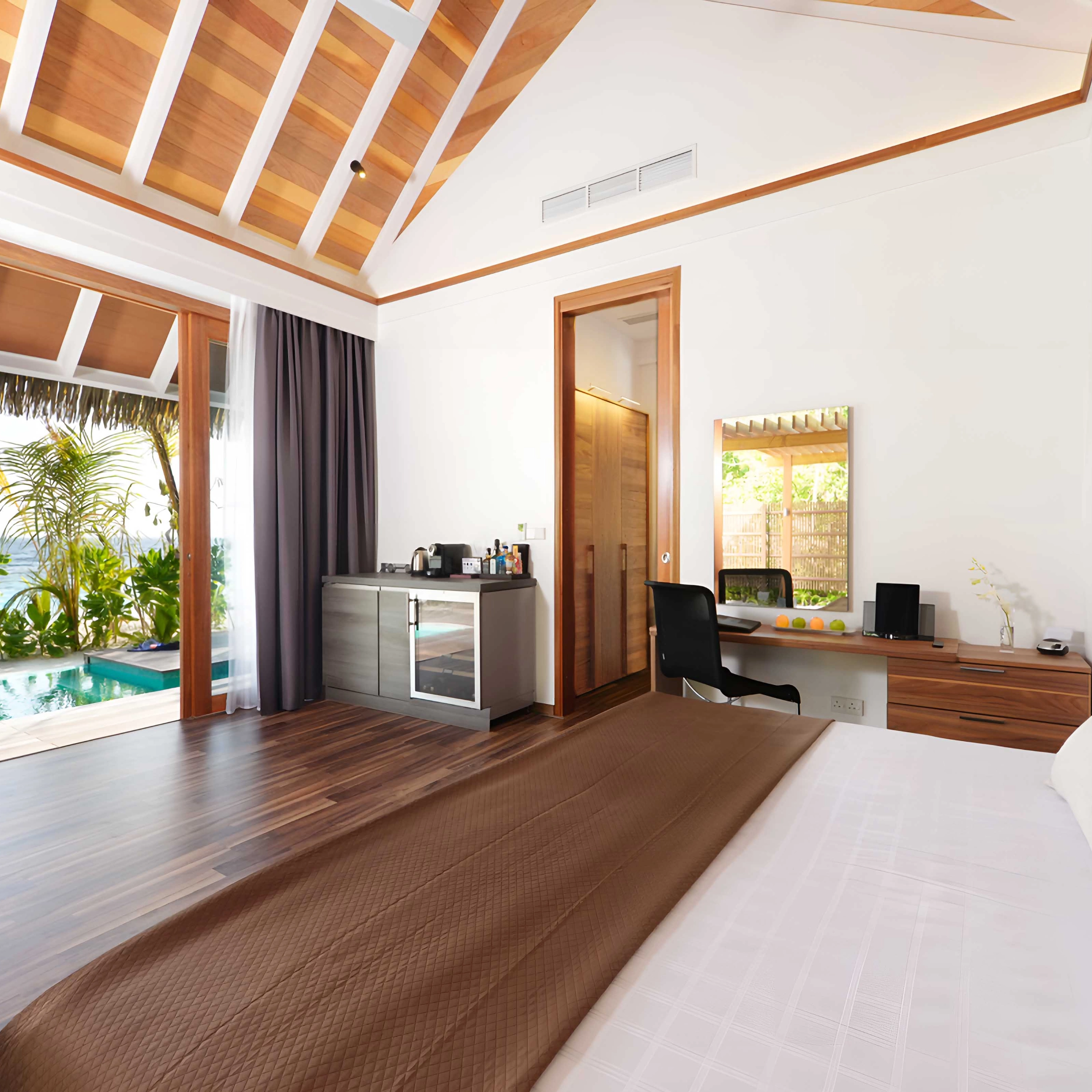 Ein modernes Schlafzimmer mit Blick auf das Meer und einem Schreibtisch, passend für Nolte Living.