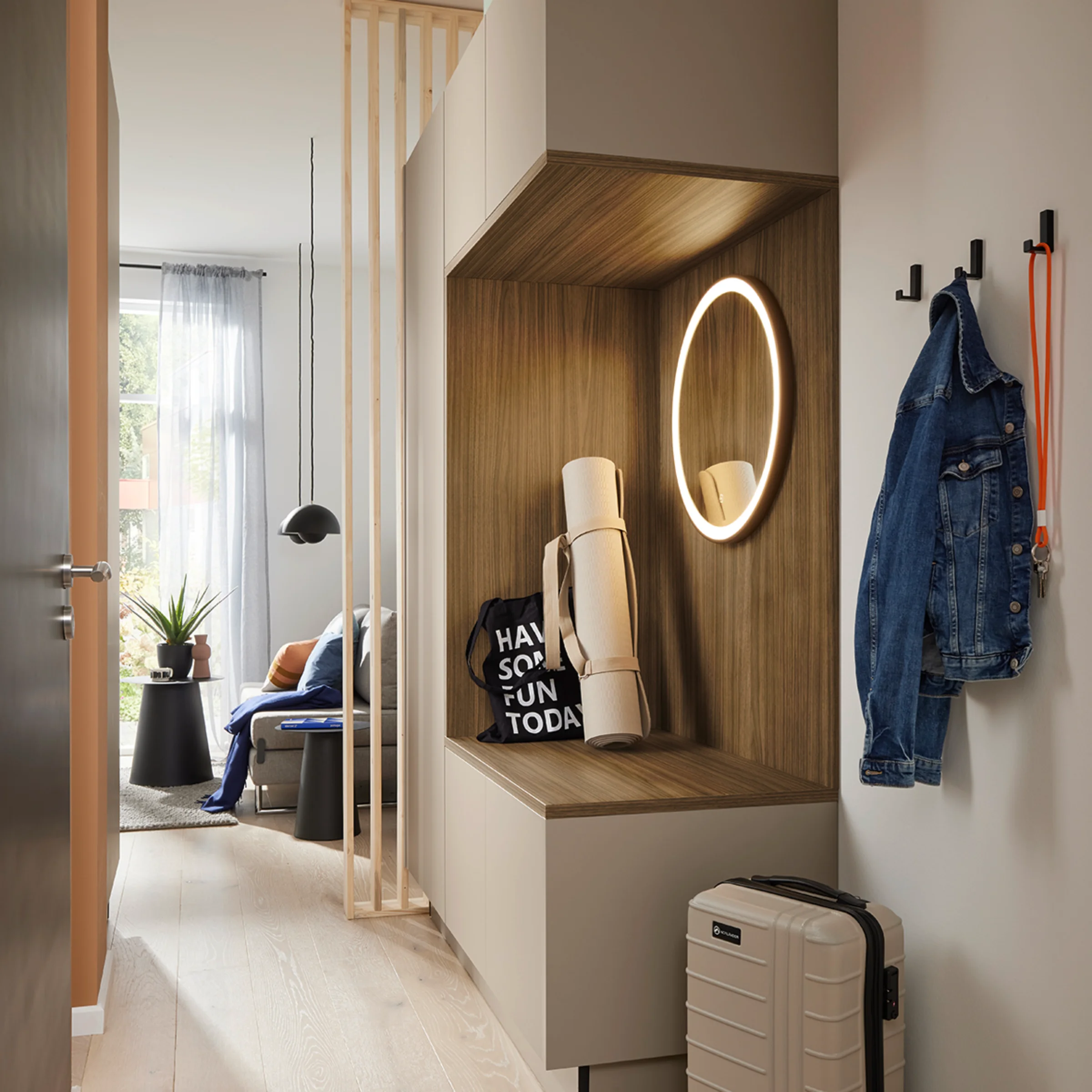 Entrée moderne avec miroir et meuble à chaussures de Nolte Living.