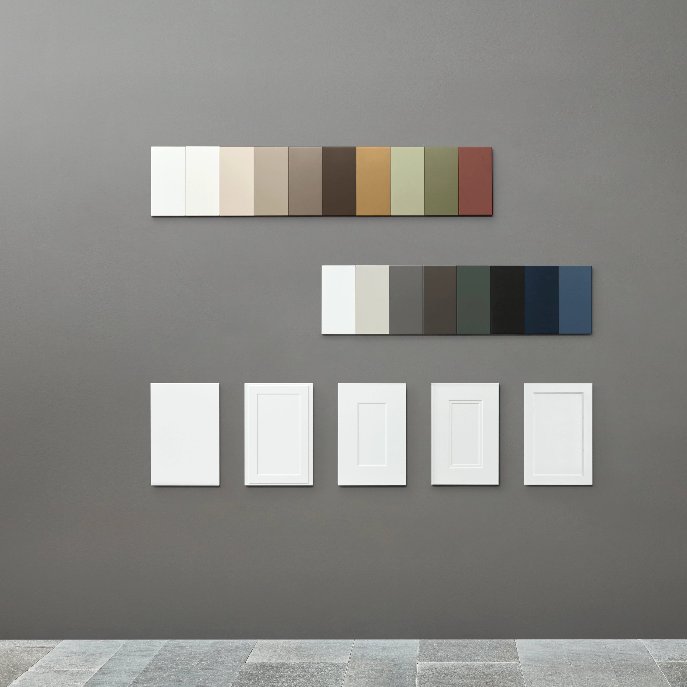 Échantillons de couleurs et façades de porte sur un mur gris au design moderne, NolteNeo.