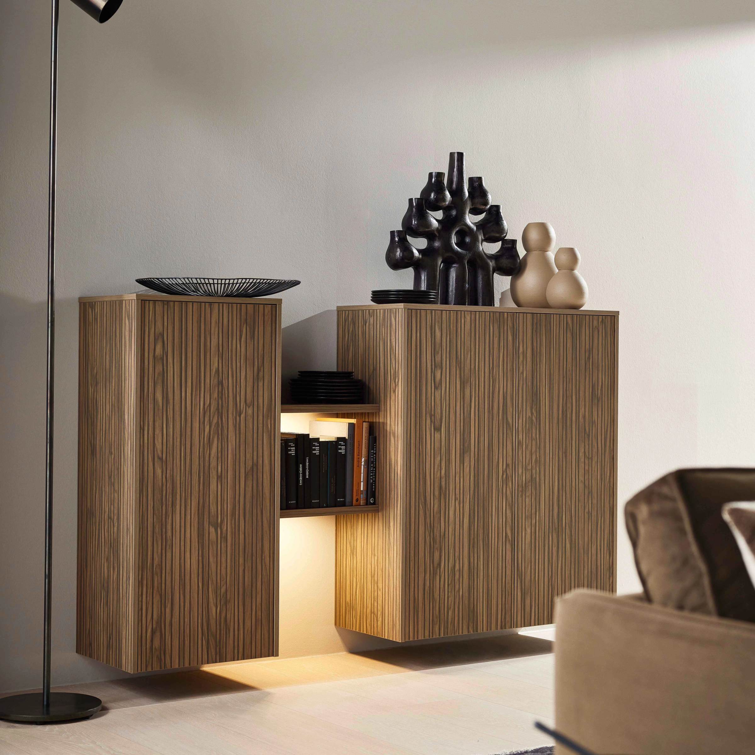 Ein modernes Sideboard mit Dekorationen steht in einem stilvollen Wohnzimmer, Nolte Küchen.