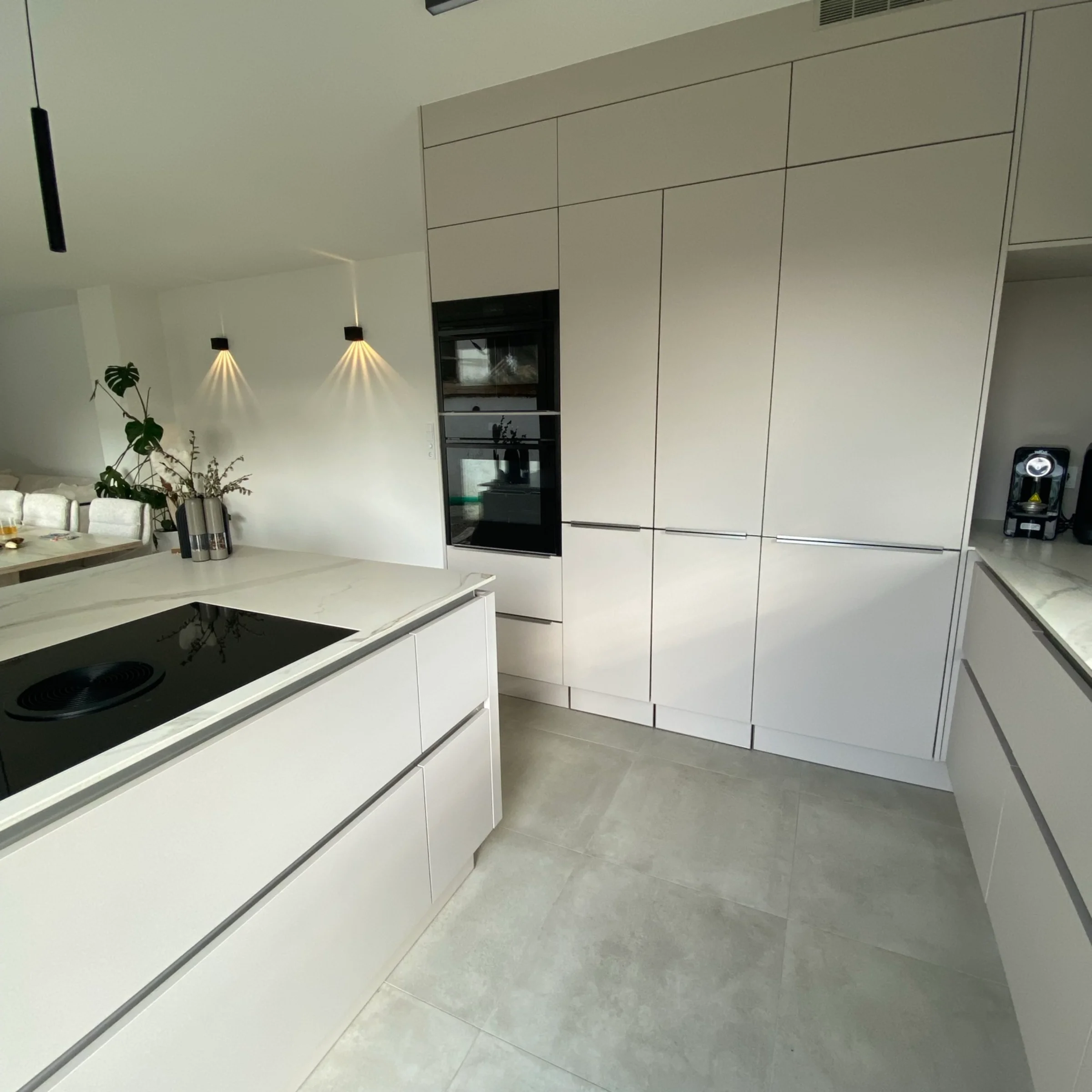 Nowoczesna kuchnia z eleganckimi szafkami i wyspą, Nolte Küchen.