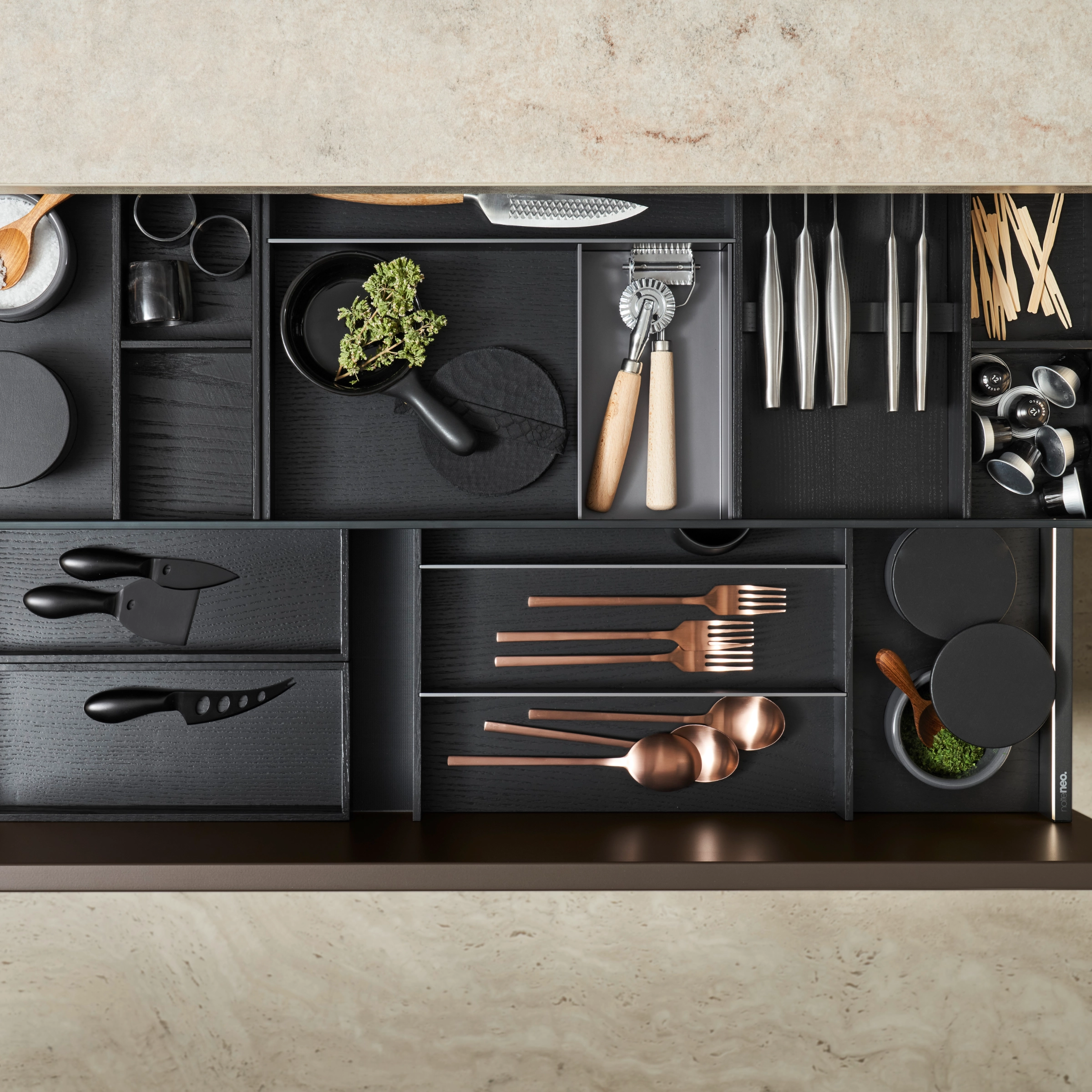 Un tiroir de cuisine ouvert montre des ustensiles bien rangés. Nolte Kitchen.