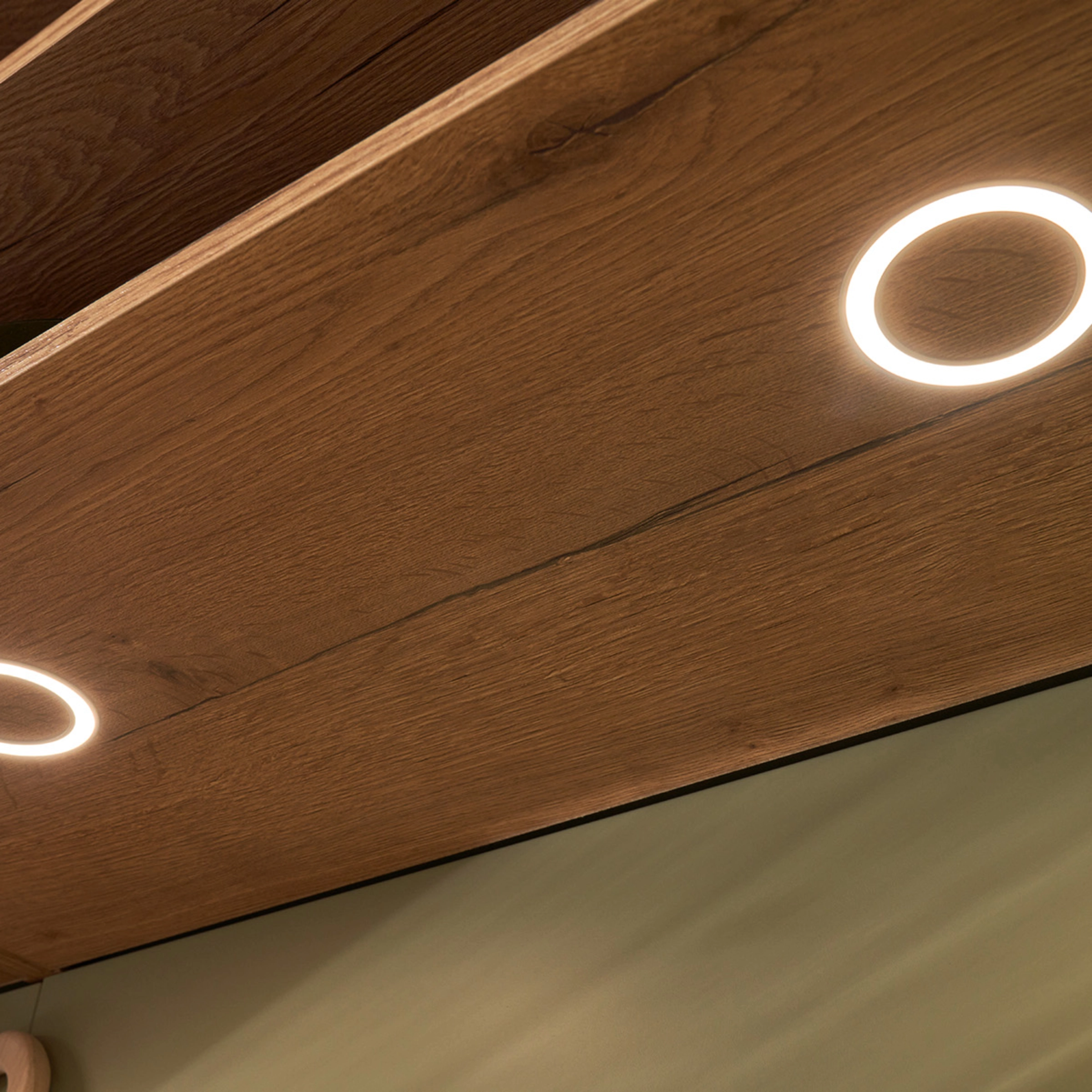 Étagère en bois avec LED rondes intégrées, assortie au design Nolte Living.