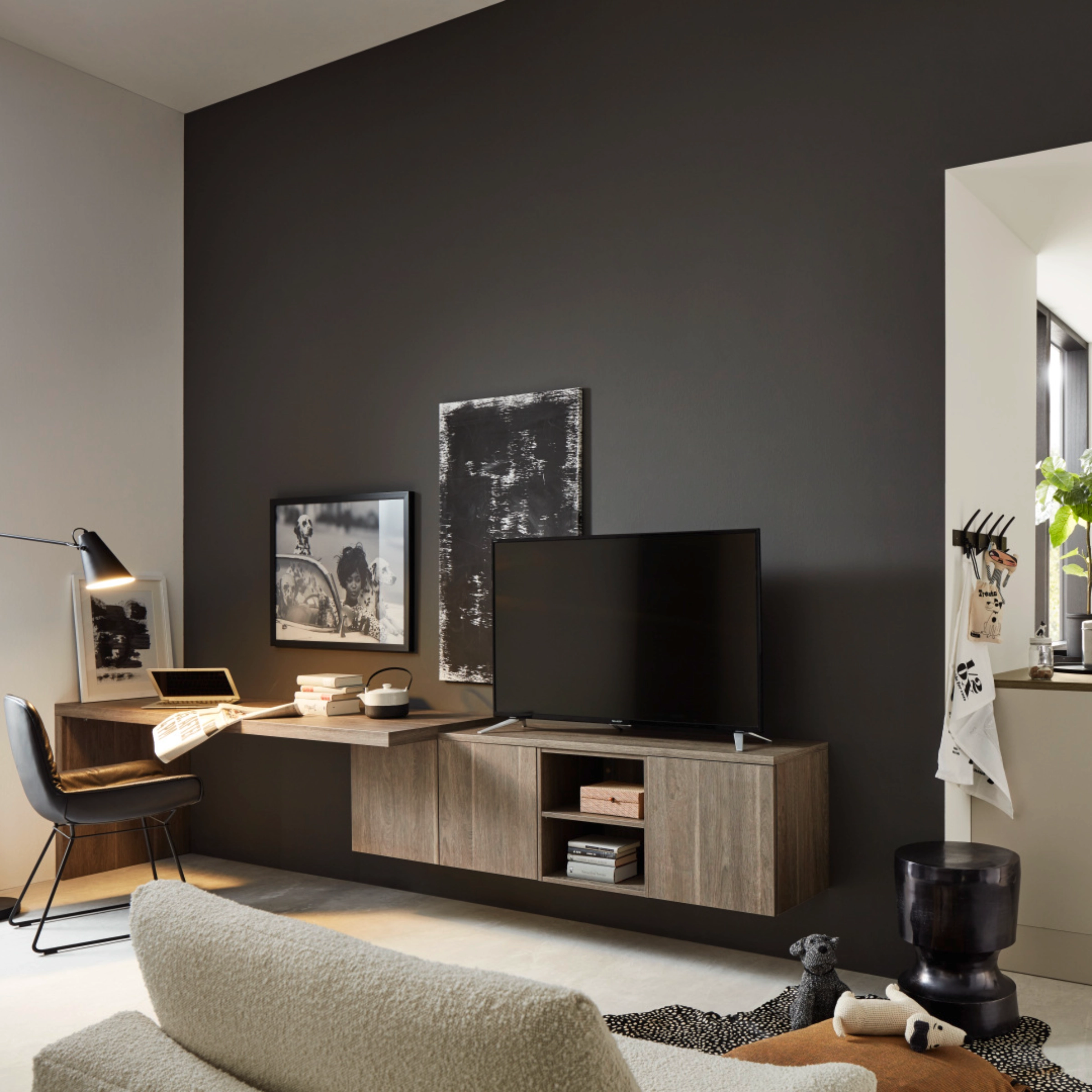 Un salon moderne avec Nolte Living et une cuisine adjacente de Nolte Kitchen.