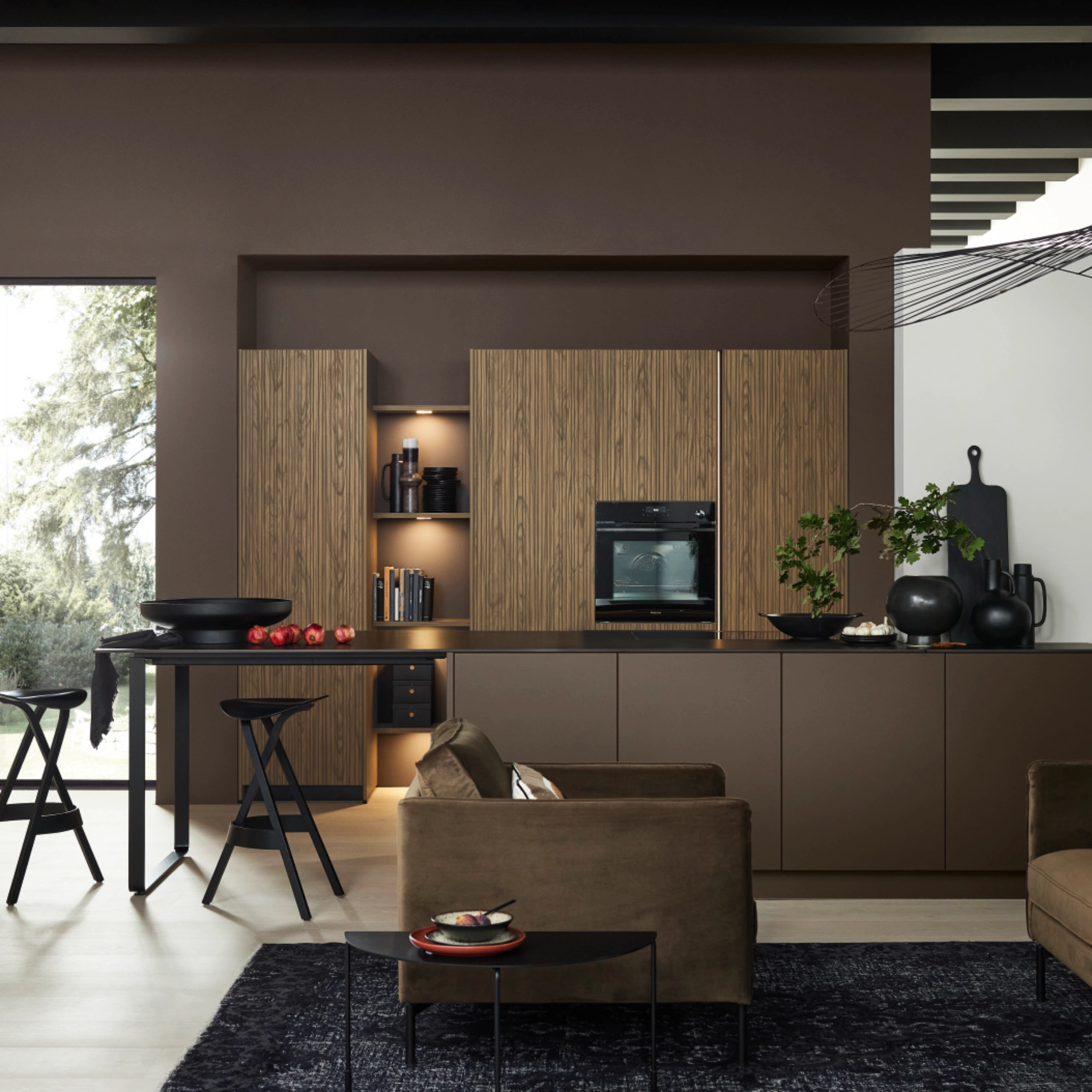 Cuisine moderne avec éléments en bois et accents sombres, conçue par Nolte Kitchen.