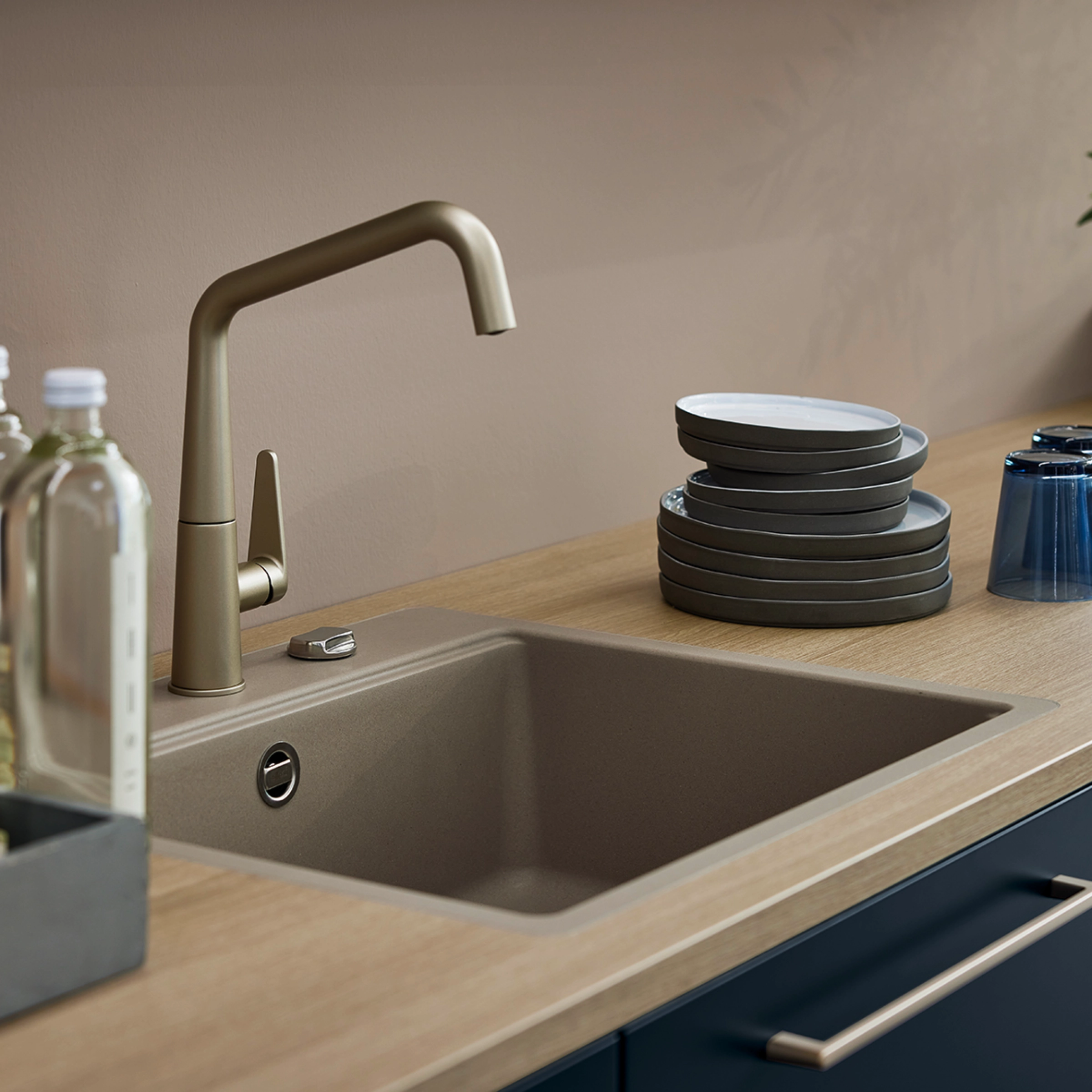 Une cuisine moderne avec évier et vaisselle sur le plan de travail, Nolte Kitchen.