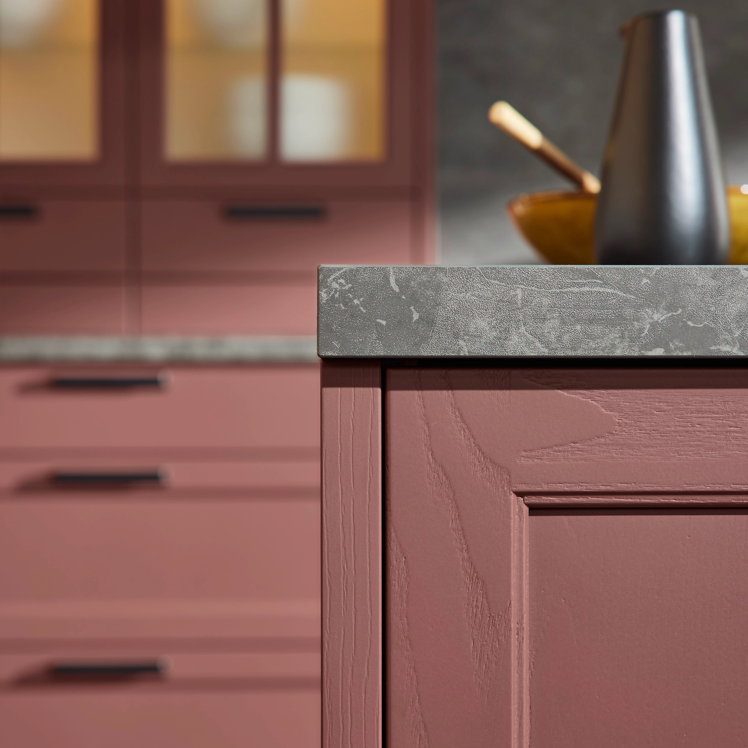 Une cuisine moderne avec des armoires rouges et un plan de travail gris. Nolte Kitchen.