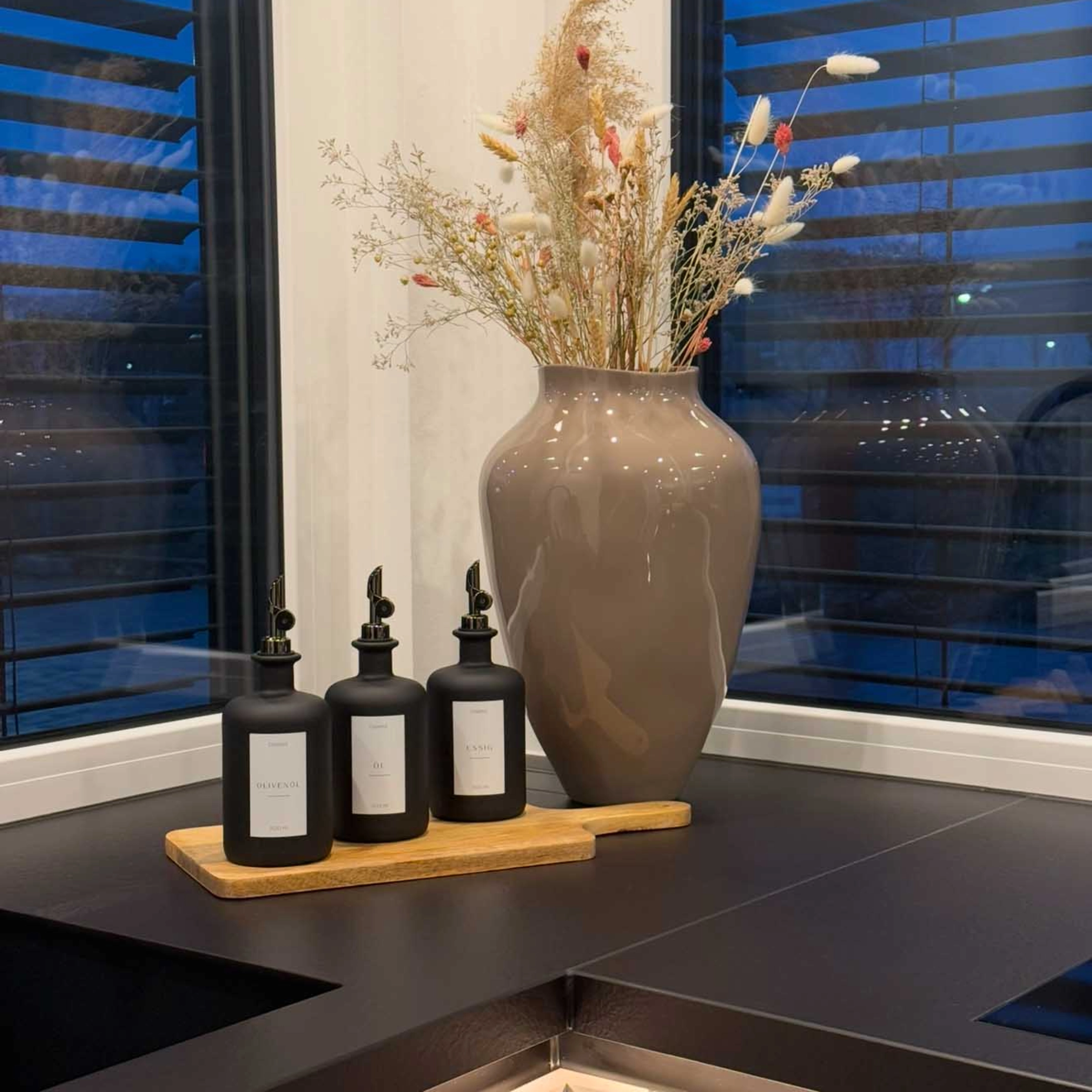 Une décoration élégante avec des vases et des bouteilles dans une cuisine moderne de Nolte Kitchen.