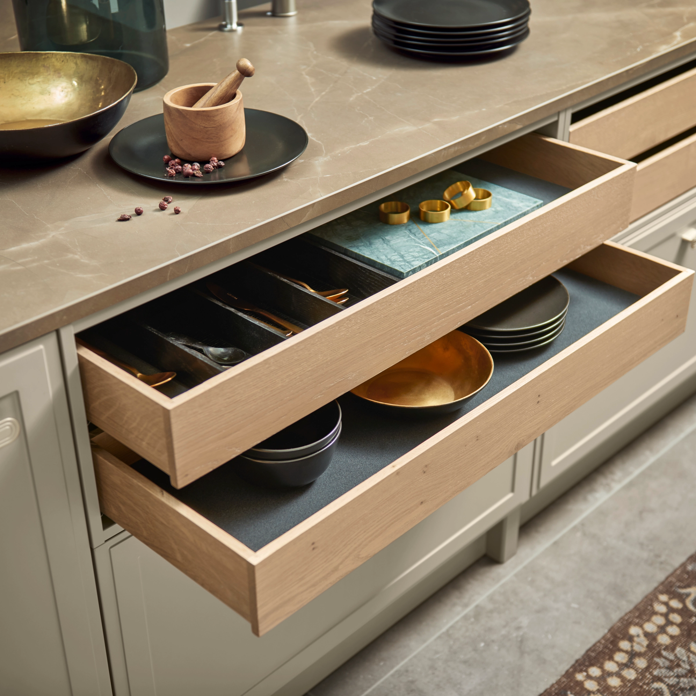Une cuisine élégante avec tiroirs ouverts montre des solutions de rangement stylées de Nolte Kitchen.