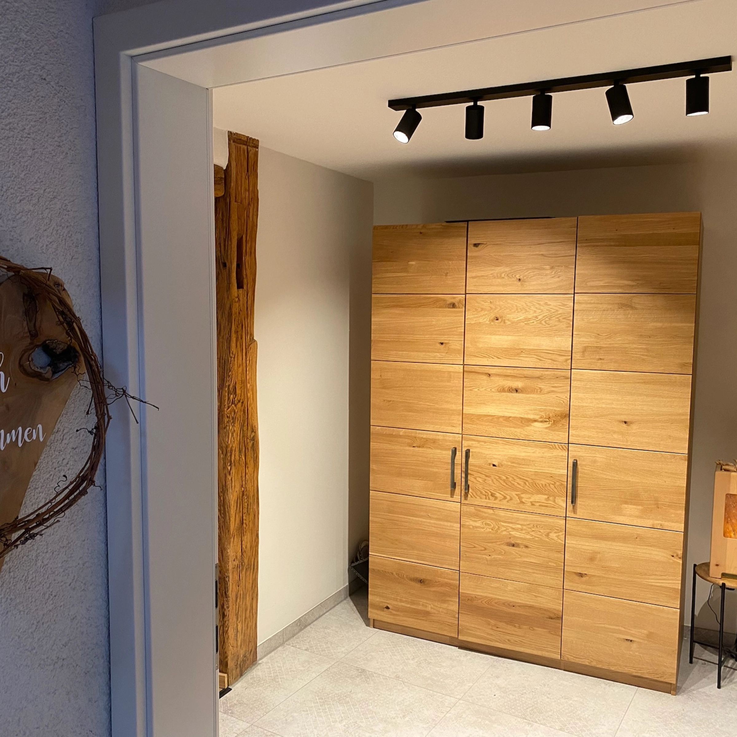 Entrée avec armoire en bois et déco, assortie à Nolte Living.