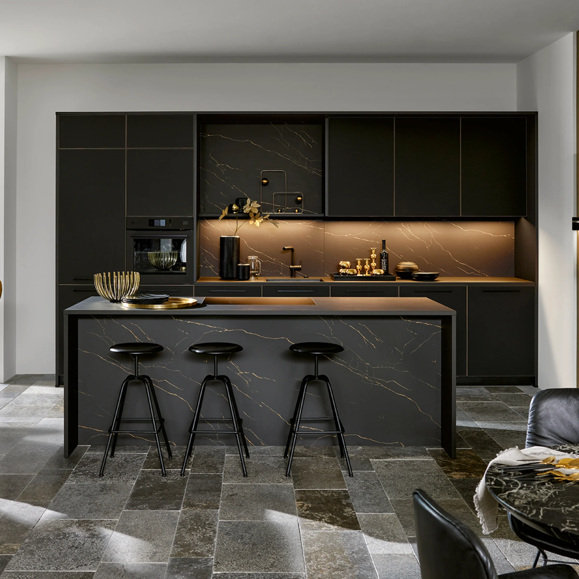 Eine moderne Küche mit dunklem Design und eleganter Ausstattung. Nolte Küchen.