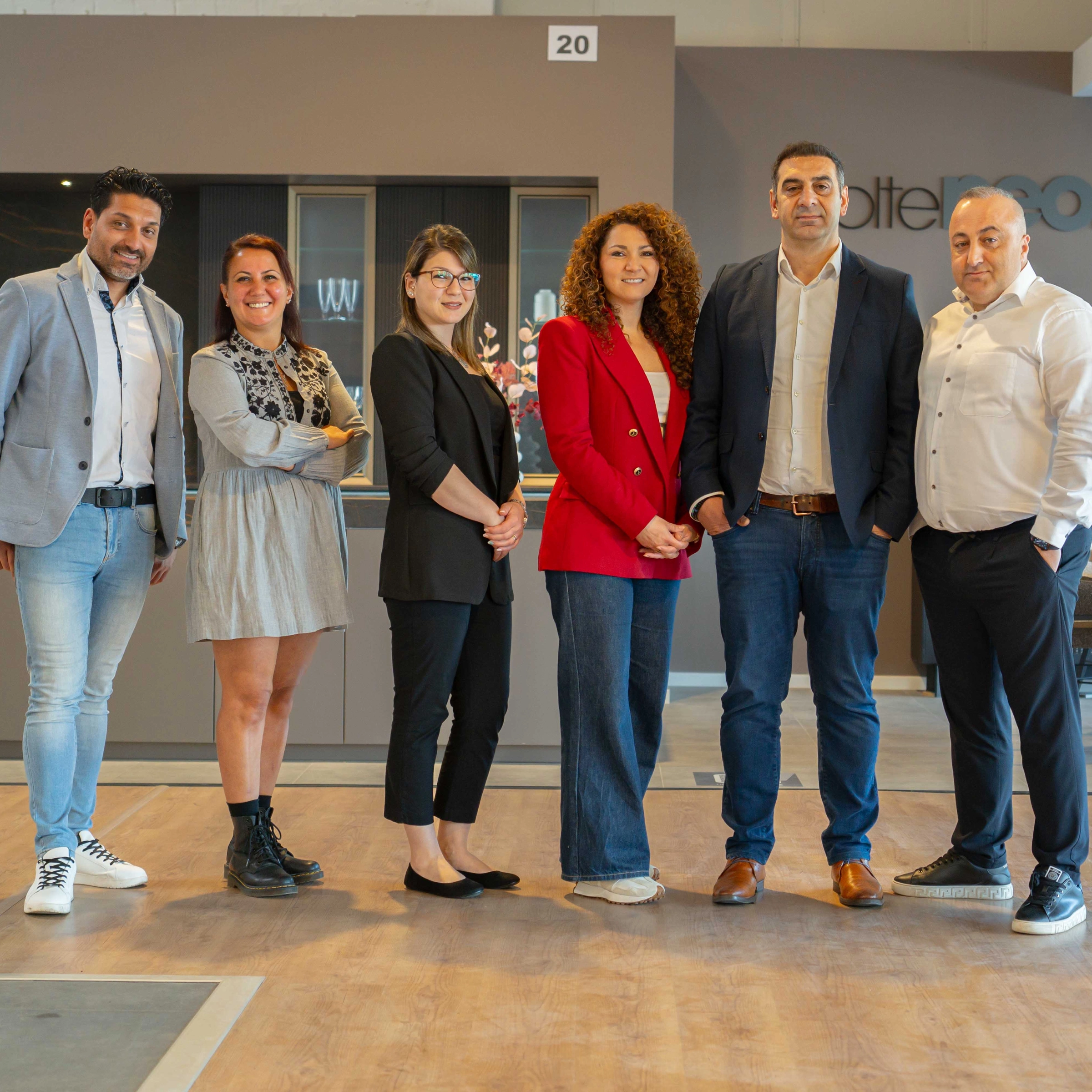 Six personnes souriantes dans une cuisine moderne de Nolte Kitchen.