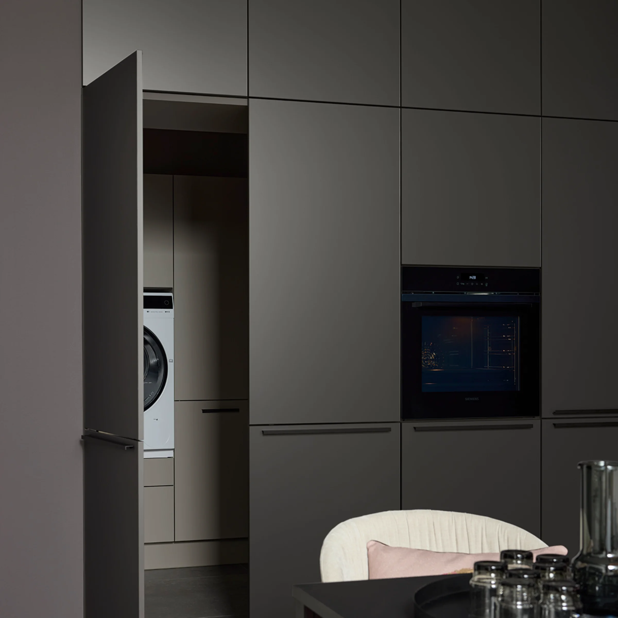 Nowoczesna kuchnia z wbudowaną pralnią. Nolte Küchen.