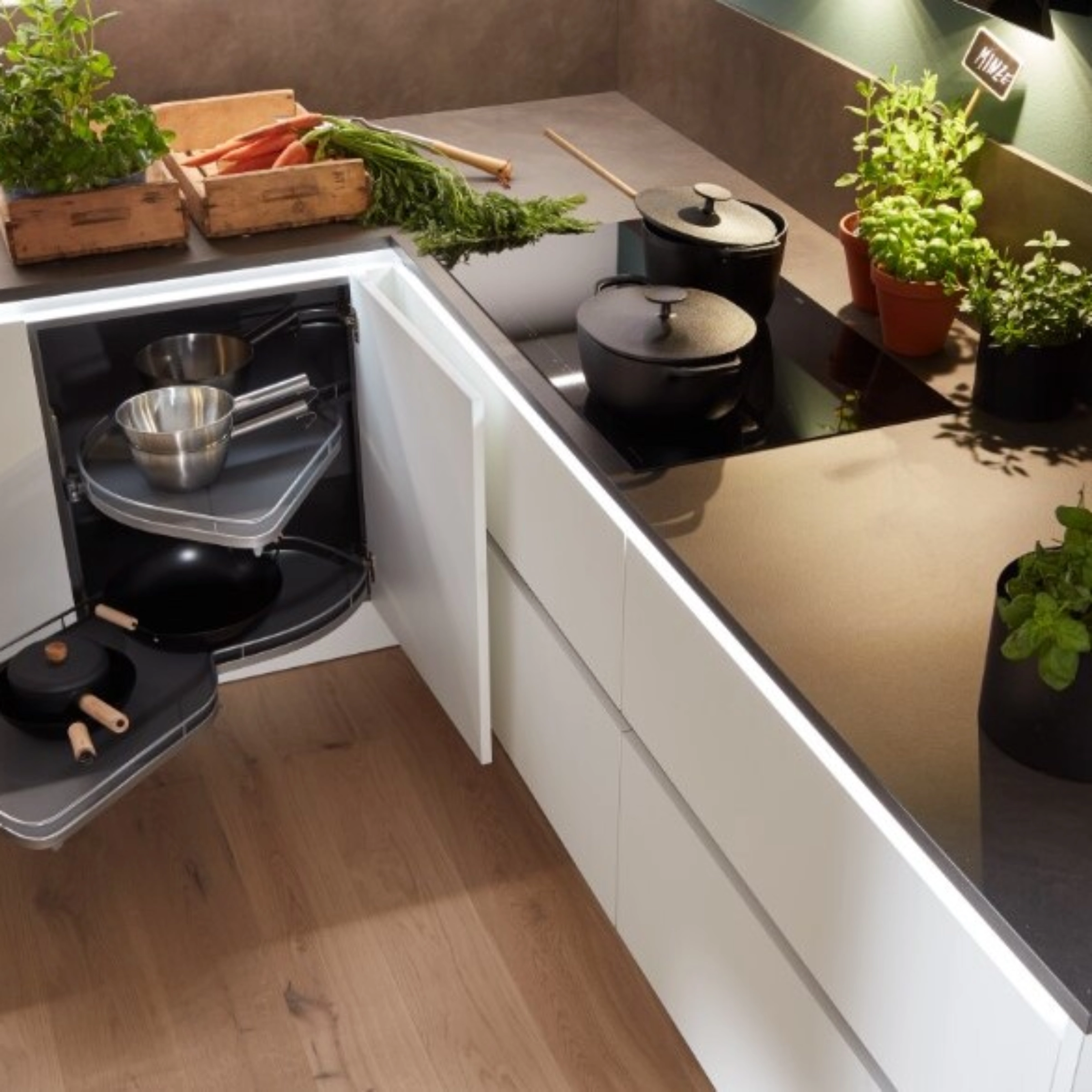 Cuisine moderne avec pots d'herbes et ustensiles de cuisine sur le plan de travail, Nolte Kitchen.