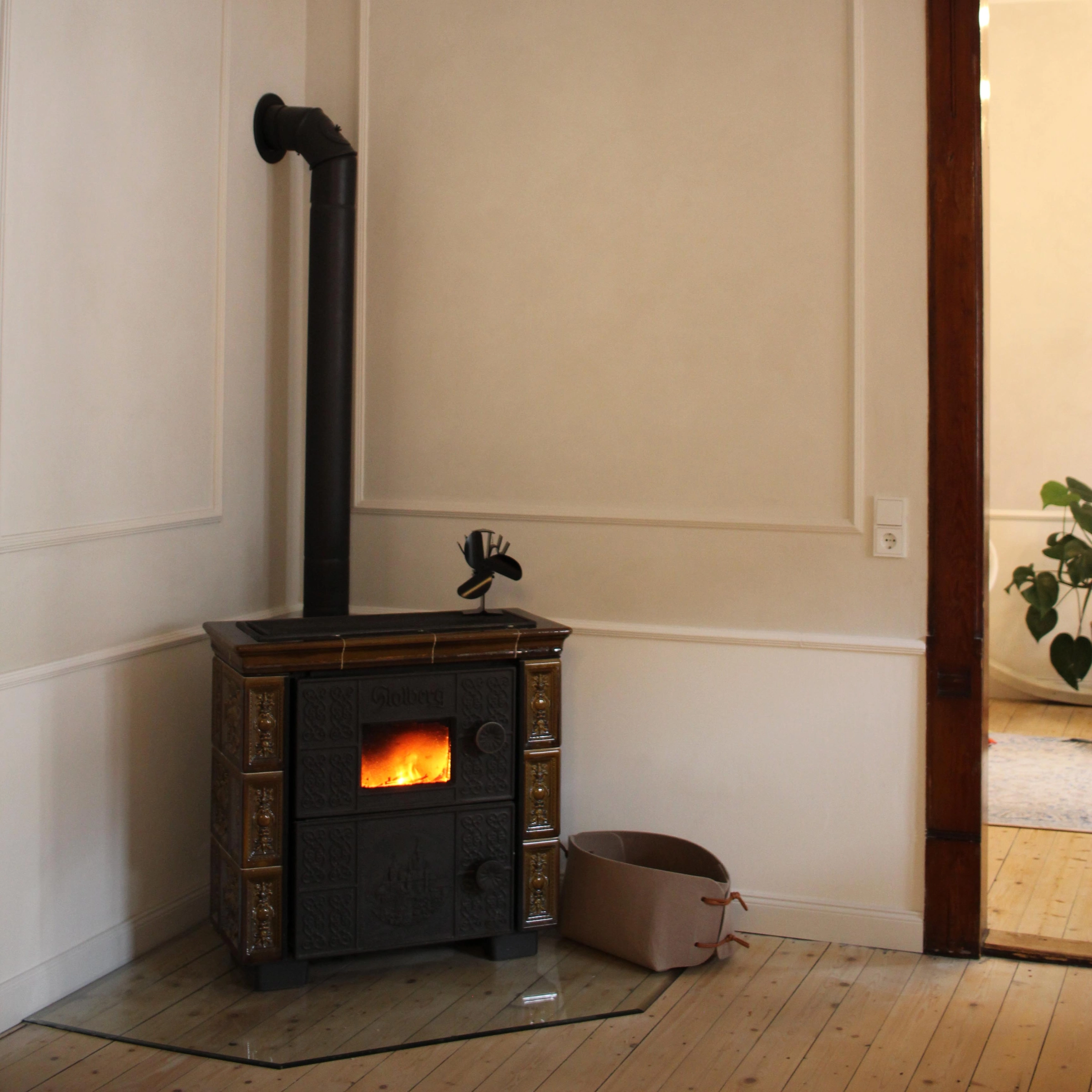 Un poêle à bois traditionnel dans un salon avec parquet, Nolte Living.
