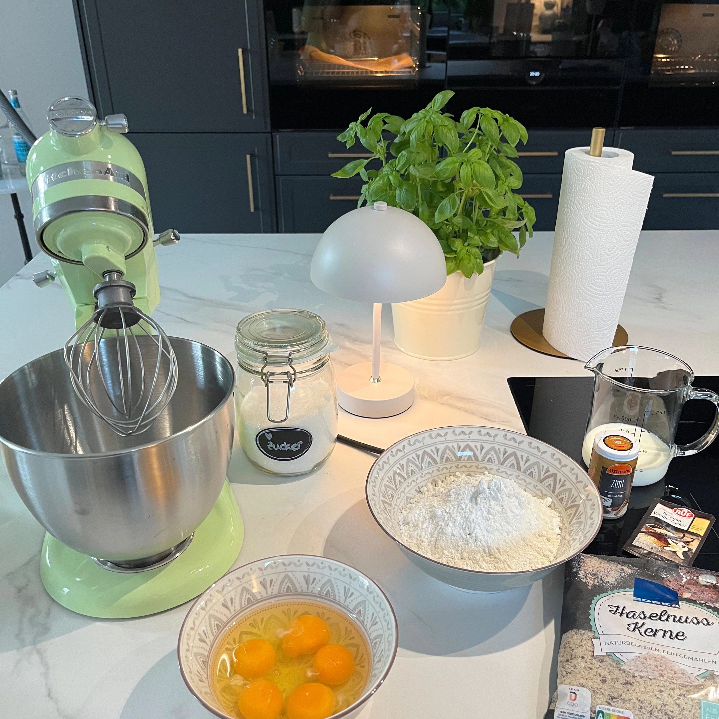 Une cuisine moderne avec des ingrédients de pâtisserie sur le comptoir, équipée par Nolte Kitchen.