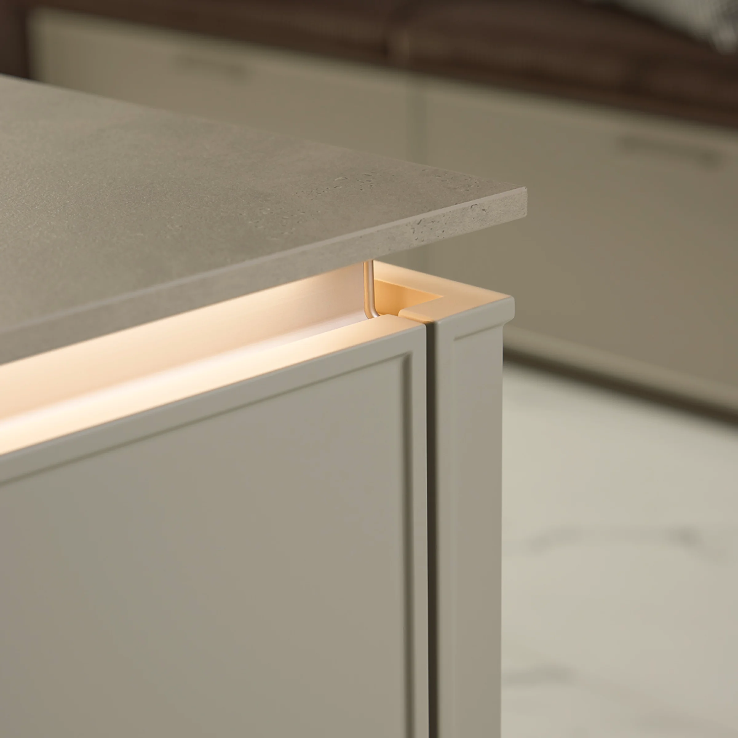 Eine moderne Küchentheke mit LED-Beleuchtung, Nolte Küchen.