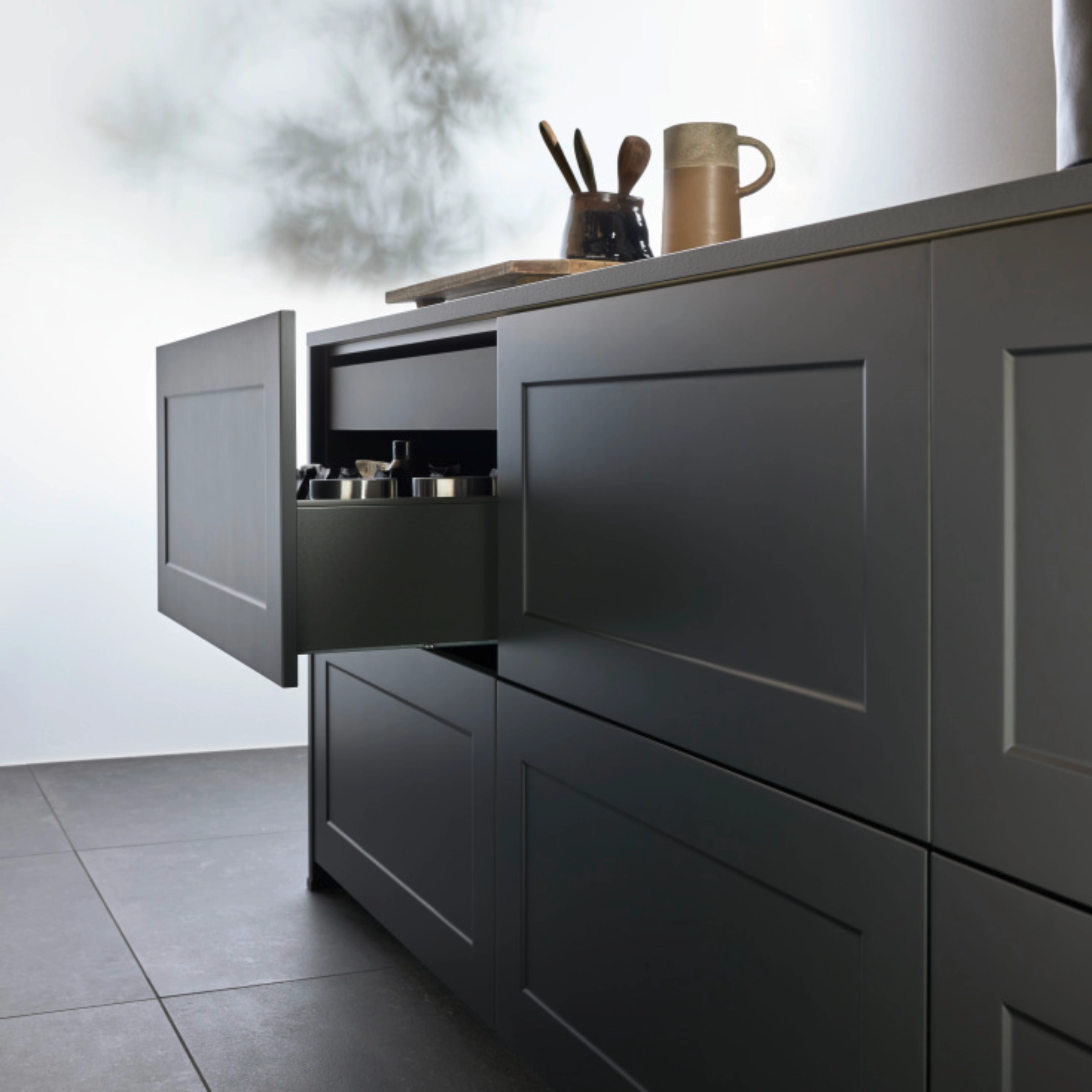 Une cuisine moderne avec un placard ouvert révèle des détails élégants de Nolte Kitchen.