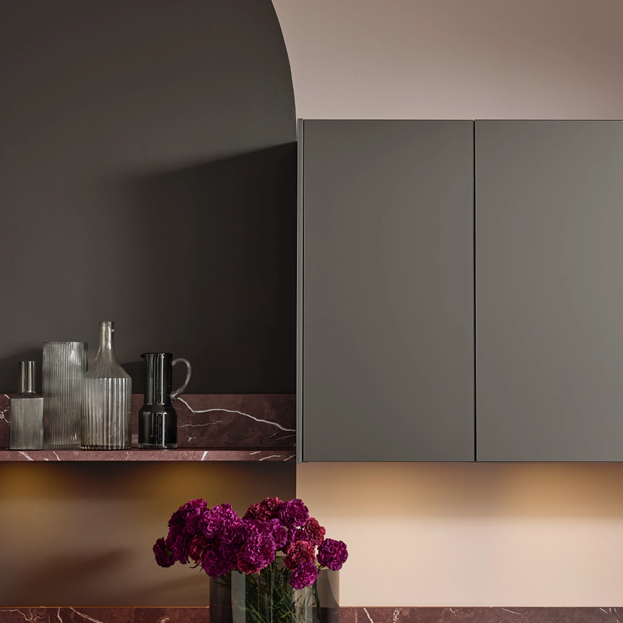Moderne keuken met donkere kasten en marmeren werkblad. Nolte Küchen.