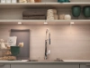 Une cuisine moderne avec étagères en bois et un robinet élégant. Nolte Kitchen.