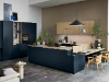 Cuisine moderne avec armoires sombres et accents en bois, conçue par Nolte Kitchen.
