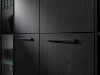 Façade d'armoire noire avec poignées modernes, partie de Nolte Living.