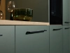 Armoires de cuisine modernes avec façades vertes et poignées noires de Nolte Kitchen.