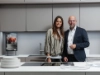 Un couple se tient dans une cuisine moderne avec îlot et design intégré de Nolte Kitchen.