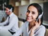 Twee personen werken in een modern kantoor met headsets.