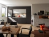 Cuisine moderne avec armoires sombres et table à manger, présentée par Nolte Kitchen.