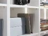 Une étagère blanche avec des livres et des boîtes, partie de la collection Nolte Living.