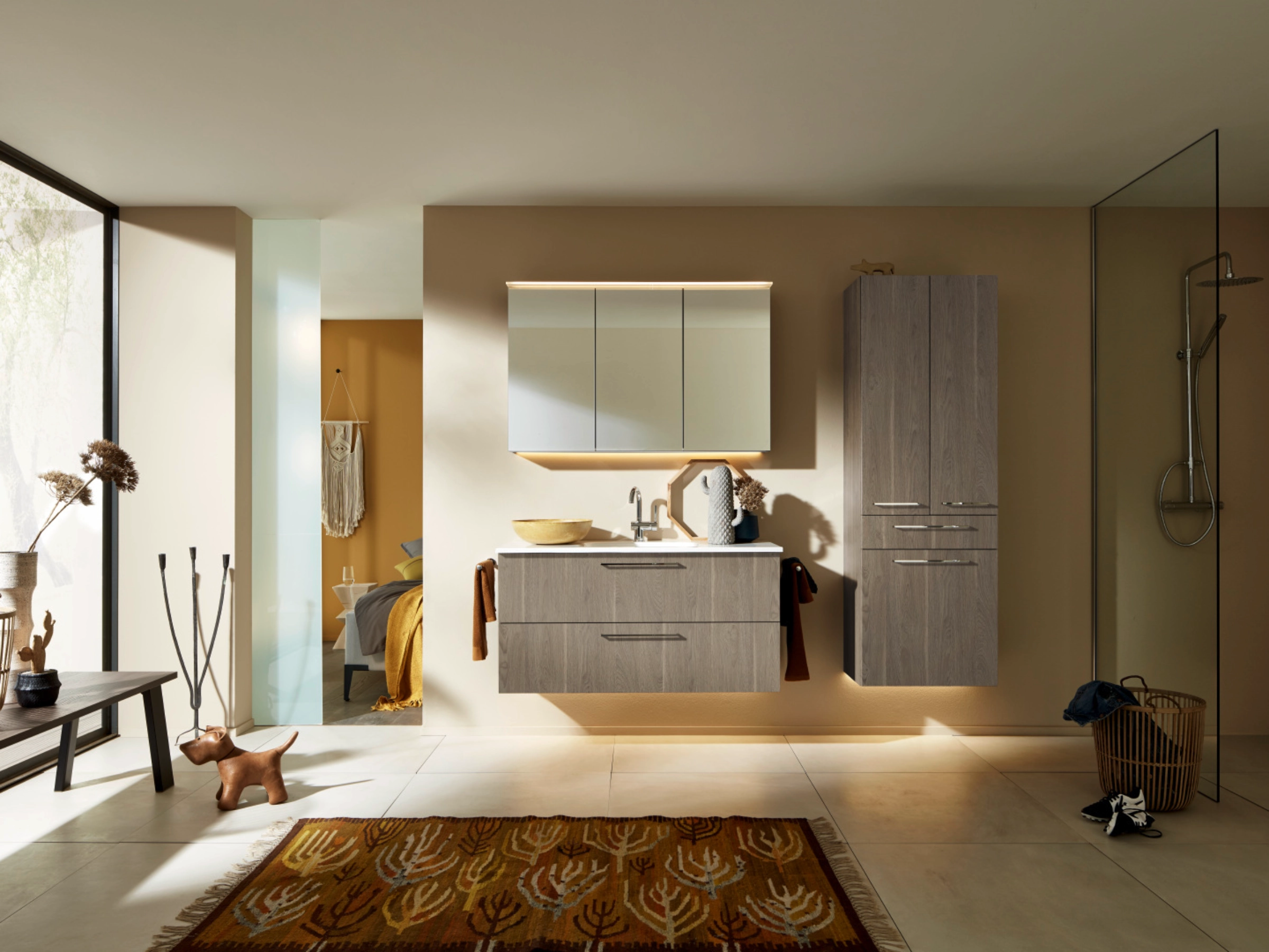 Ein modernes Badezimmer mit Holzschrank und Glasdusche, elegant gestaltet von Nolte SPA.