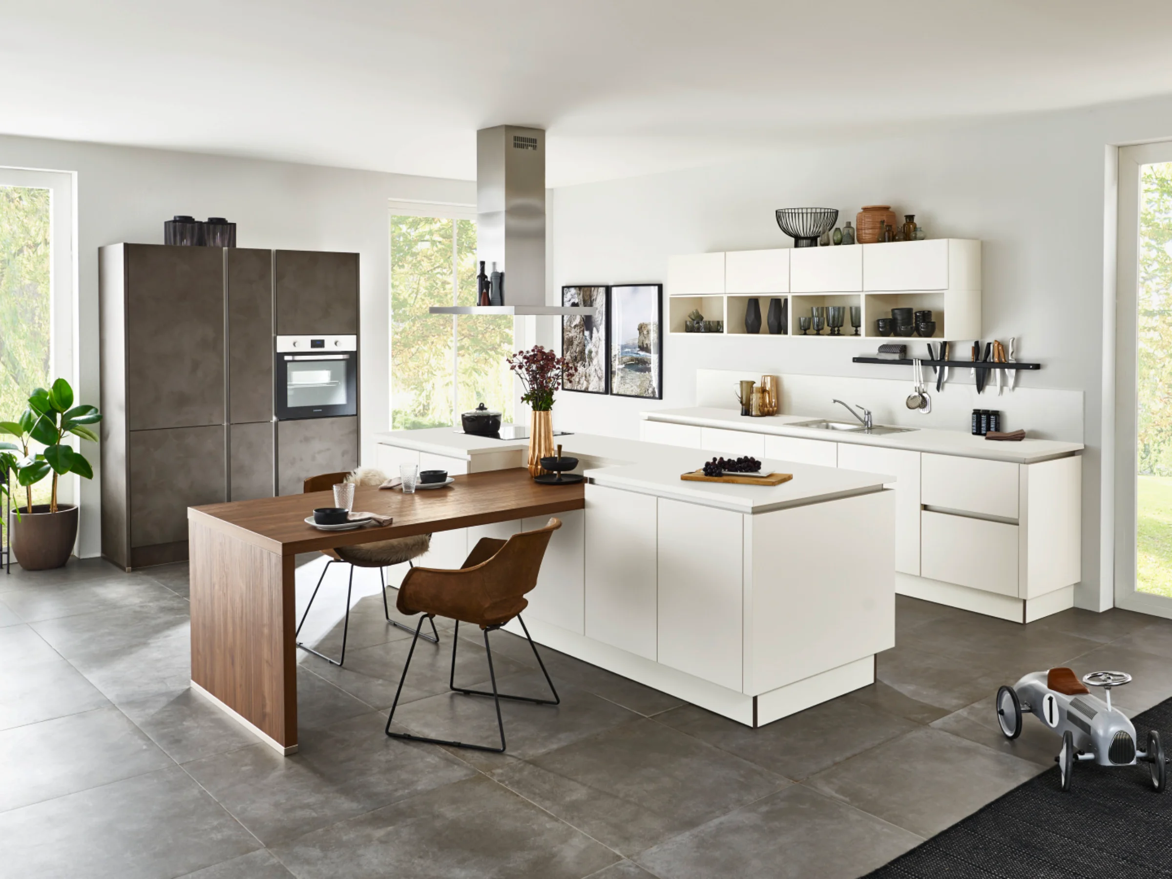 Grifflose Kücheninsel mit Sitzgelegenheit – modern & gemütlich
