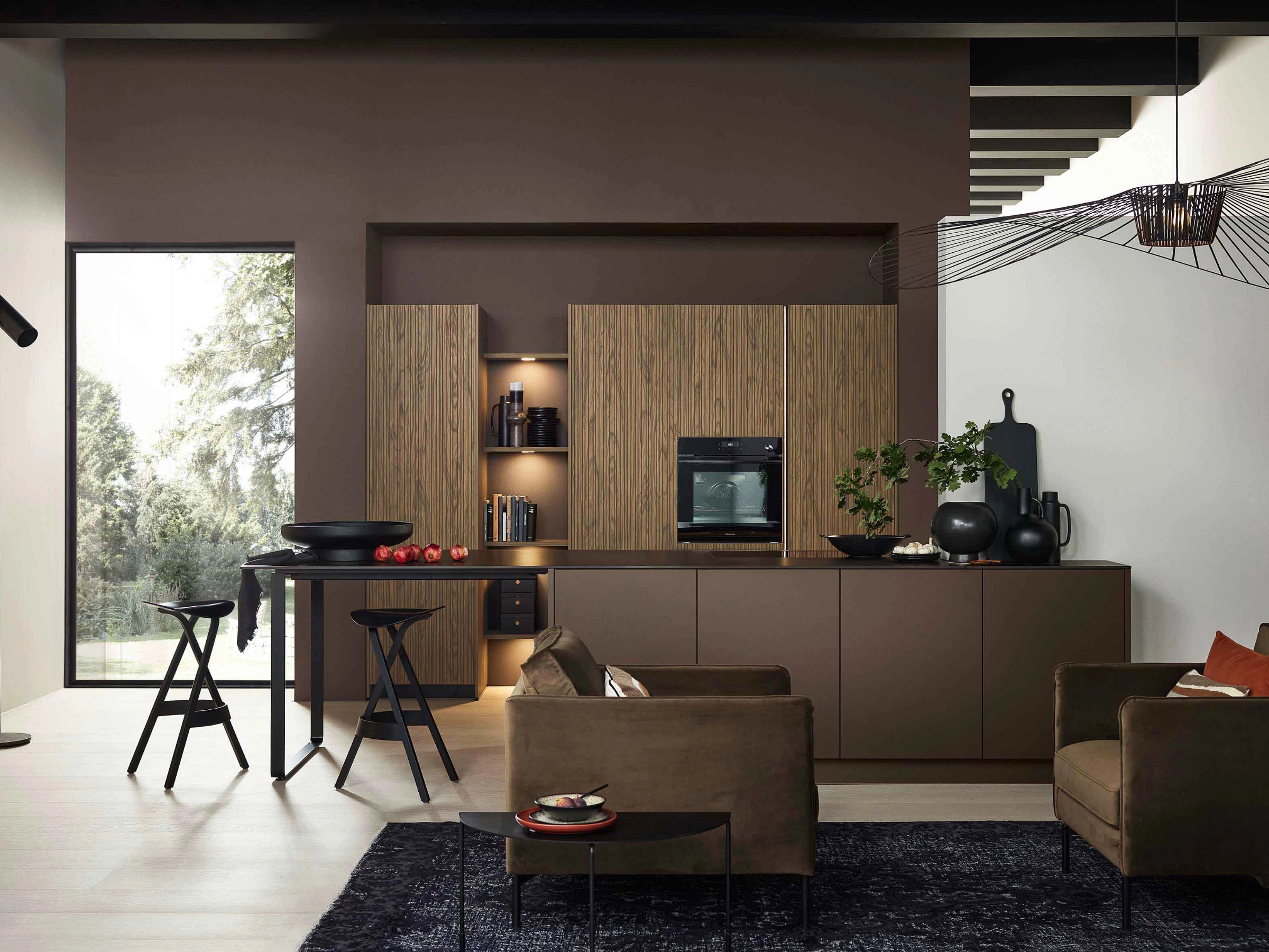 Une cuisine moderne avec des éléments en bois et des meubles élégants, Nolte Kitchen.