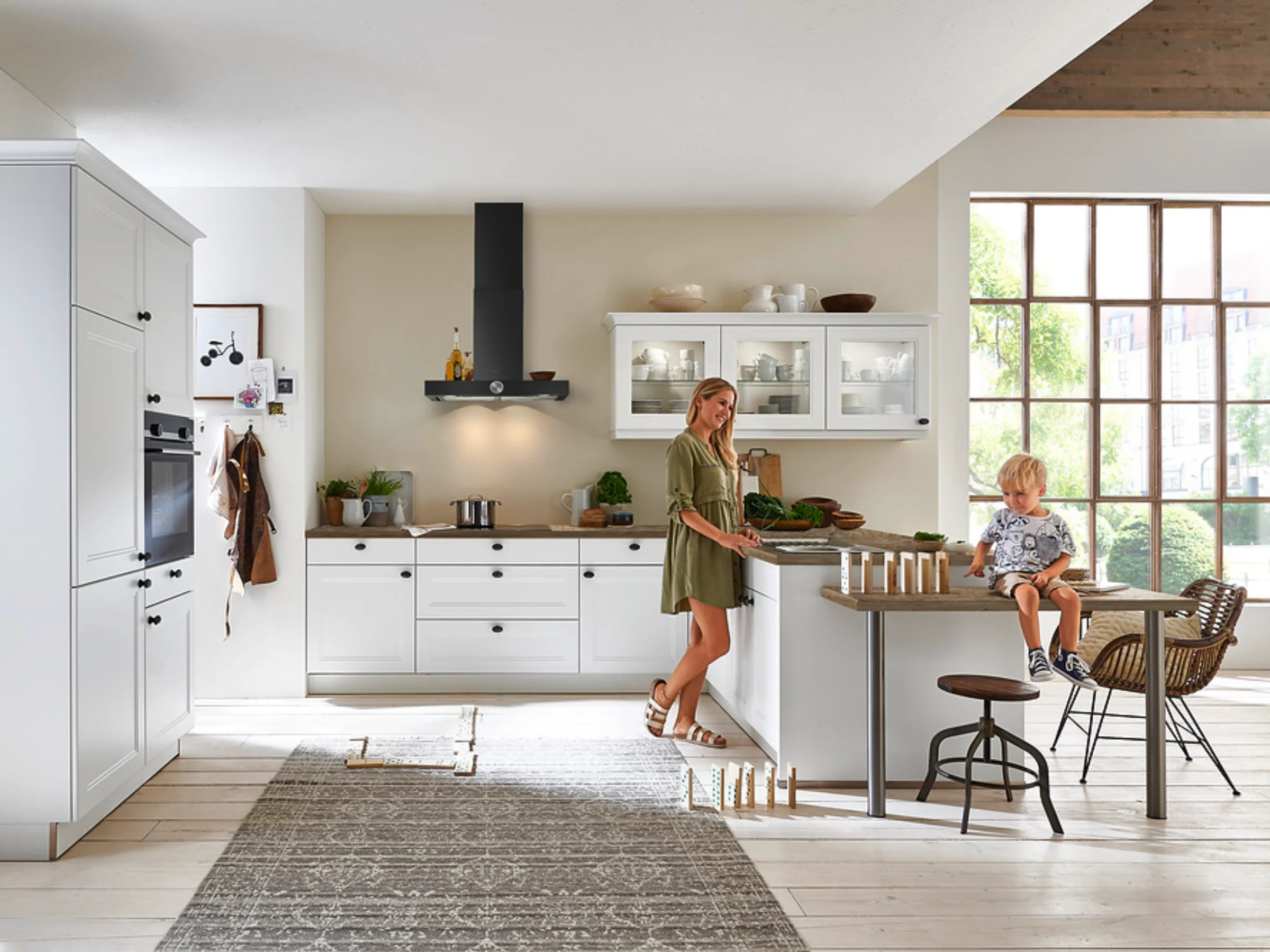Küche im urbanen Landhausstil – hell, natürlich & modern