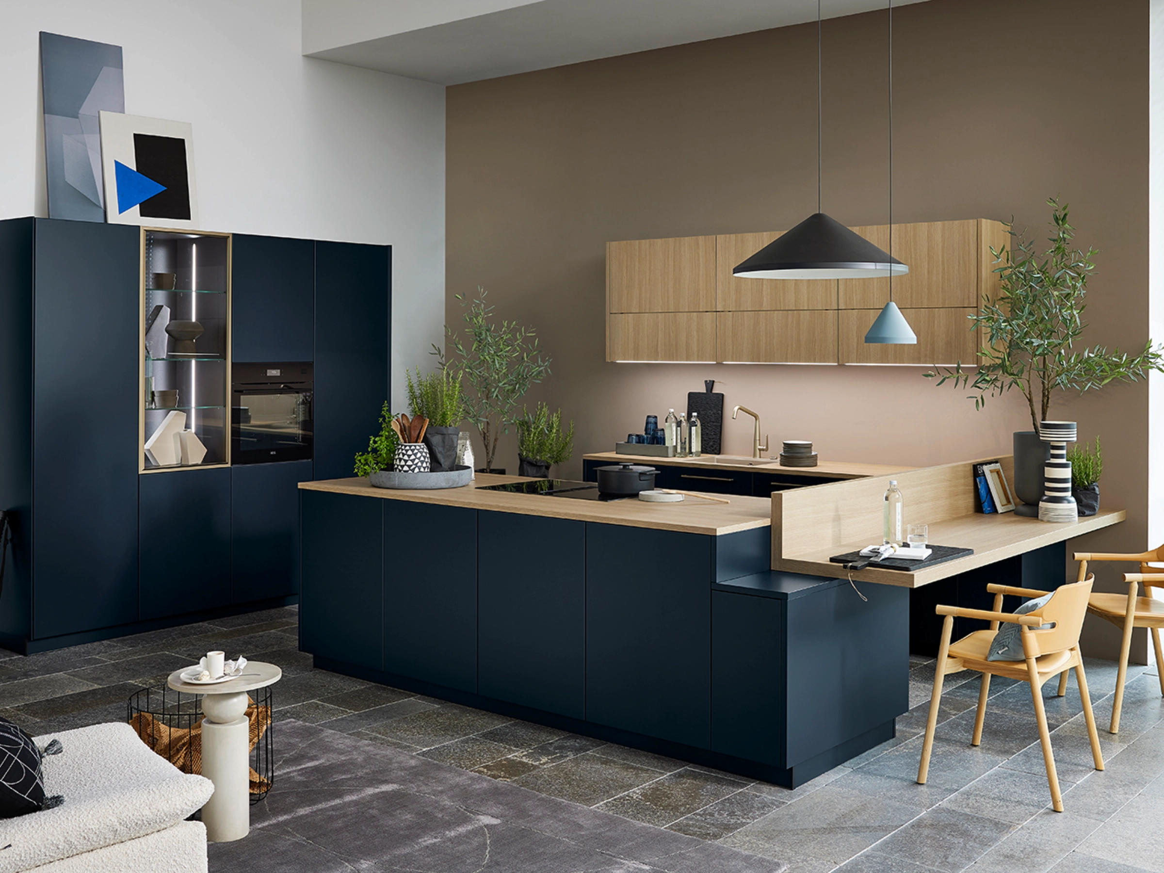 Cuisine moderne avec armoires sombres et accents en bois, conçue par Nolte Kitchen.
