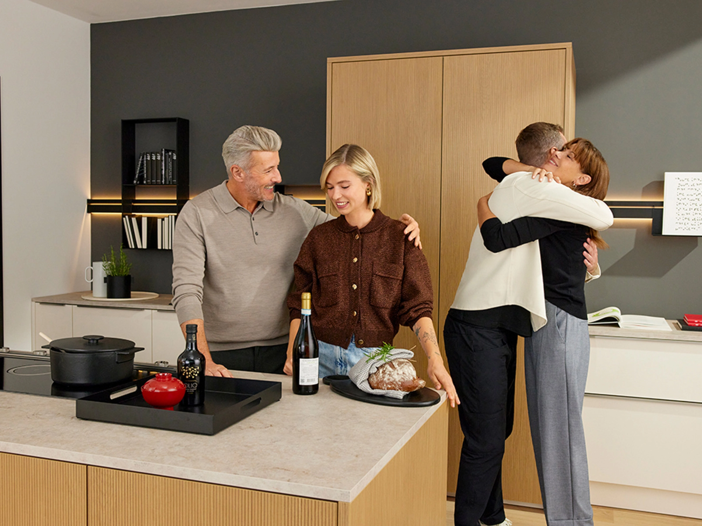 Eine Familie genießt Zeit in einer modernen Küche von Nolte Küchen.