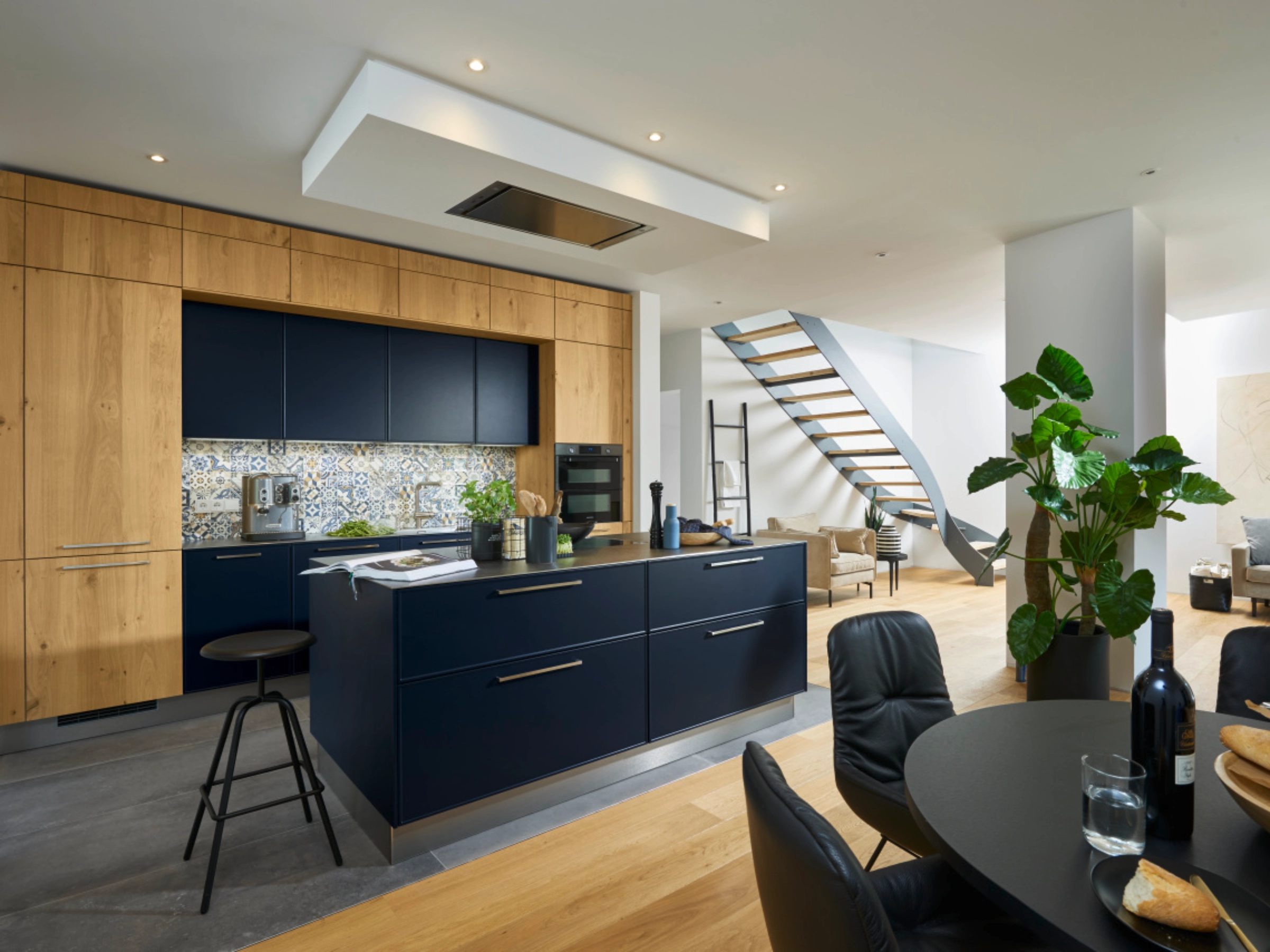 Cuisine moderne avec éléments en bois et armoires bleues, Nolte Kitchen.