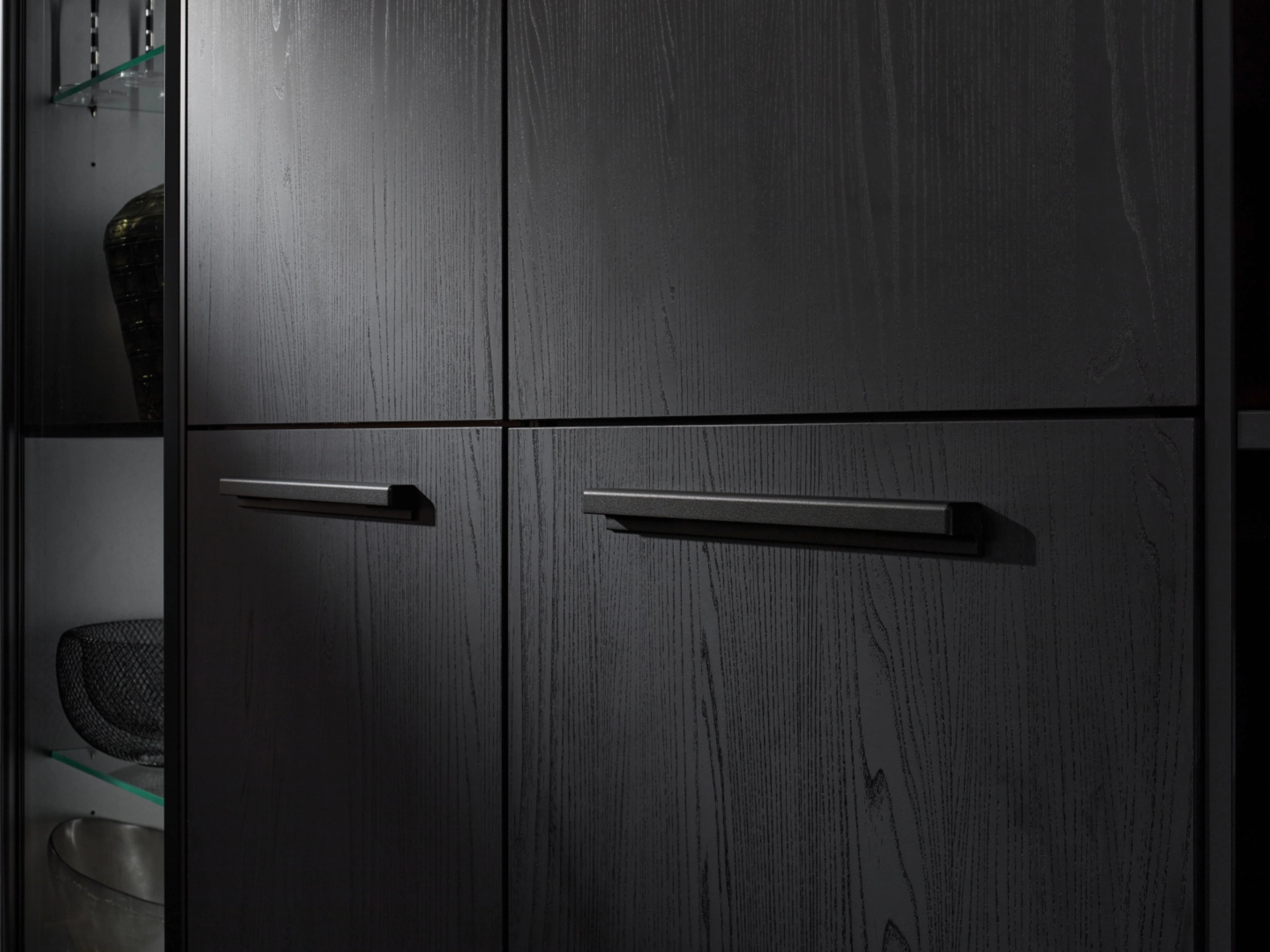 Façade d'armoire noire avec poignées modernes, partie de Nolte Living.