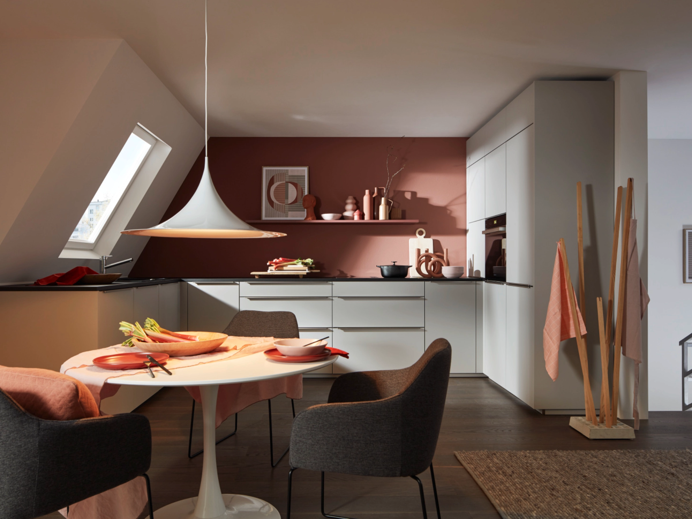 Cuisine moderne avec table à manger et chaises aux couleurs élégantes. Nolte Kitchen.