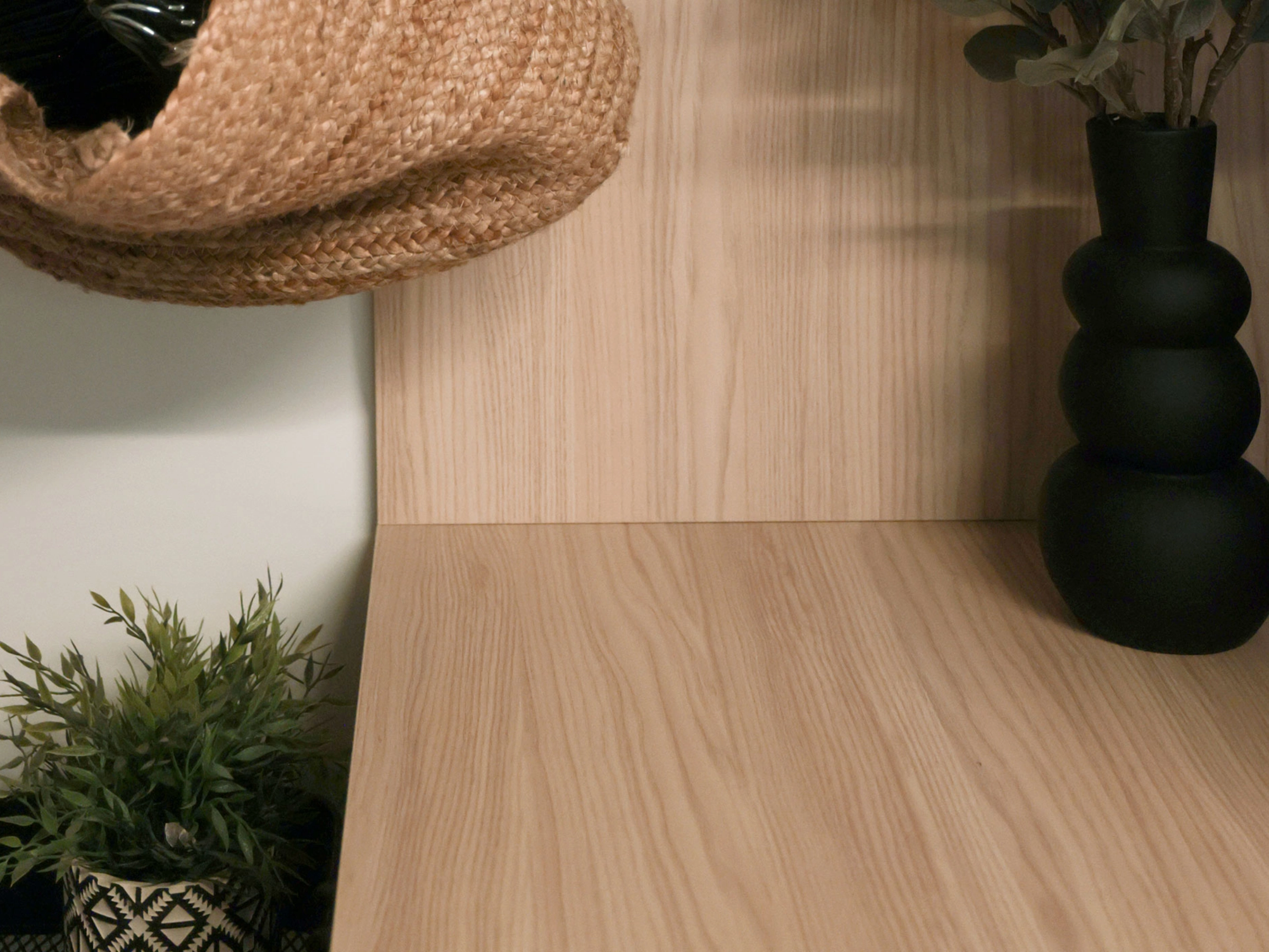 Une surface en bois élégante avec des décorations, dégageant une ambiance "Nolte Living".