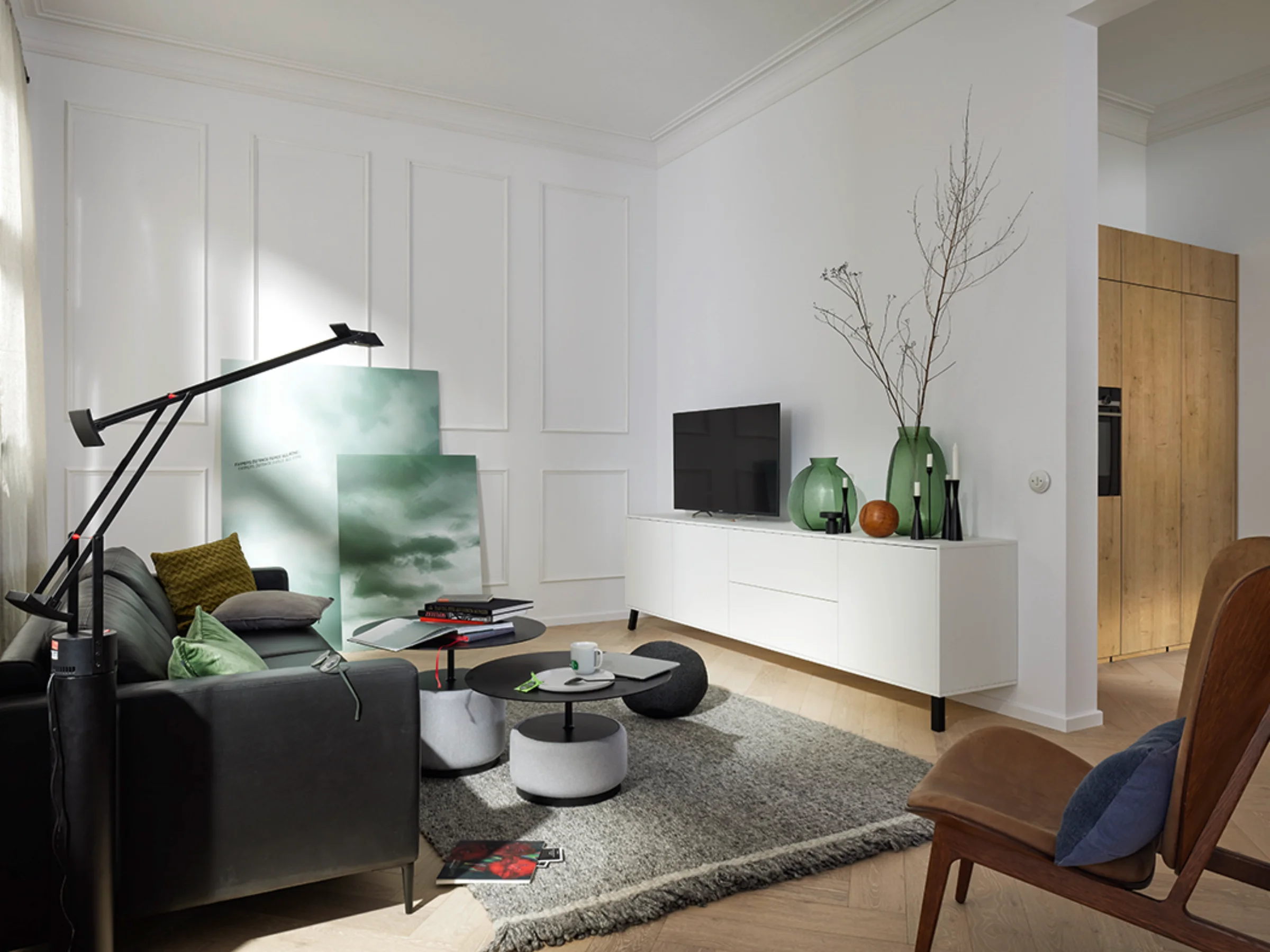 A stylish living room with modern furniture and a TV on a sideboard. Nolte Living.
