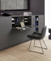 Een moderne woonkamer met grijze kasten en een klaptafel, Nolte Living.